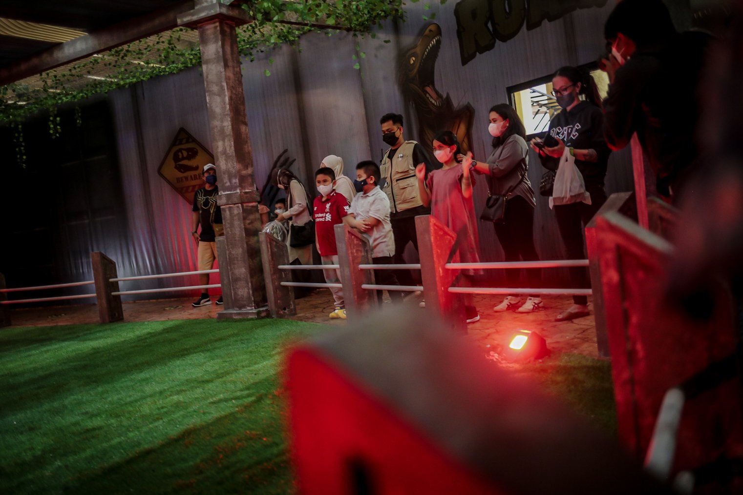 Pengunjung menyaksikan replika hewan prasejarah dalam wahana Dino Factory by Dino Island di Mal Kota Kasablanka, Jakarta, Jumat (17/12/2021). Wahana tersebut dihardikan selain untuk memeriahkan Natal 2021 dan tahun baru 2022 juga menjadi sarana edukasi pengetahuan tentang hewan-hewan di masa prasejarah kepada pengunjung.