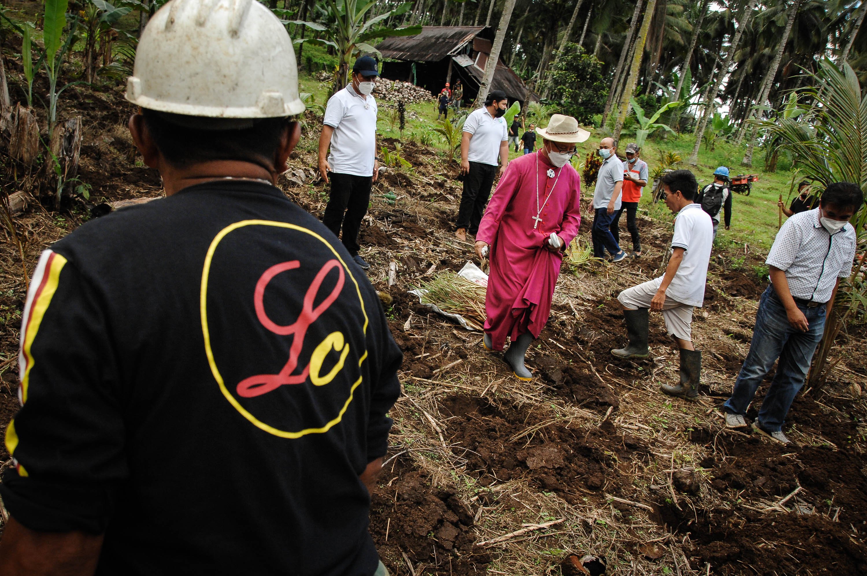 Uskup keuskupan Manado, Mgr. Benedictus Estephanus Rolly Untu menanam bibit serai bersama warga di lahan perkebunanan Desa Lolah, Minahasa, Sulawesi Utara.
