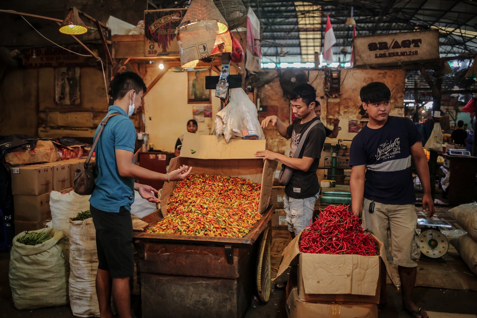 Sejumlah pedagang menjaga lapak cabai rawit merah miliknya di Pasar Induk Kramat Jati, Jakarta, Selasa (28/12/2021). Sehari setelah Natal harga beberapa bahan makanan pokok termasuk cabai rawit merah alami lonjakan hingga kisaran Rp 103.171 per kilogramnya.