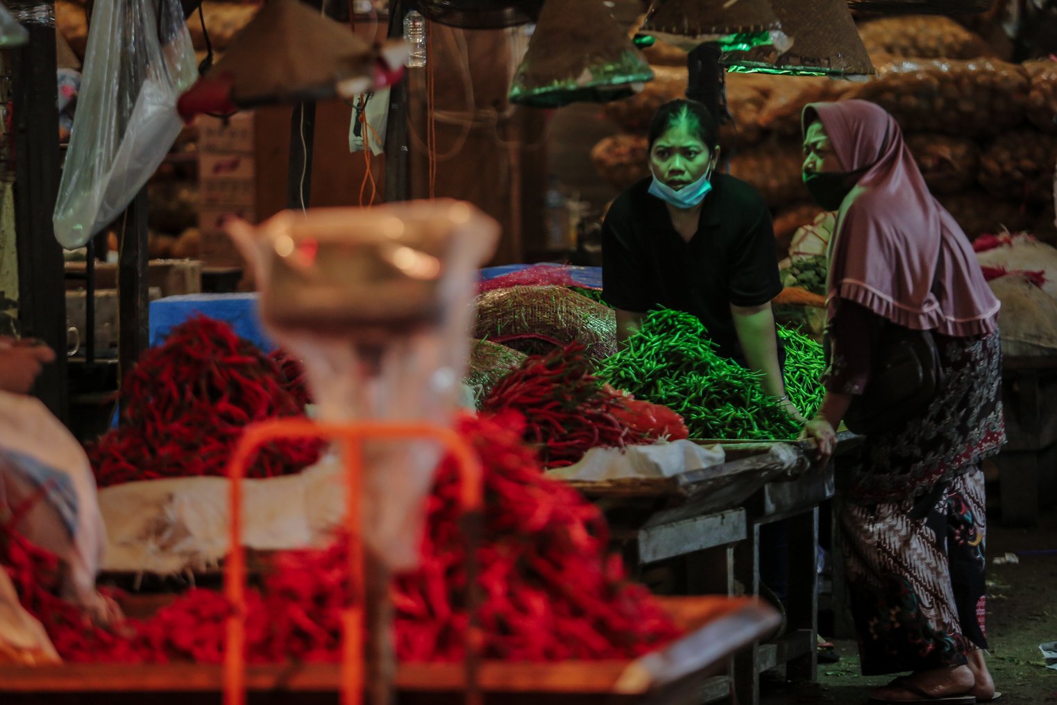 Pedagang cabai rawit di melayani pembeli lapak miliknya di Pasar Induk Kramat Jati, Jakarta, Selasa (28/12/2021). Sehari setelah Natal harga beberapa bahan makanan pokok termasuk cabai rawit merah alami lonjakan hingga kisaran Rp 103.171 per kilogramnya.