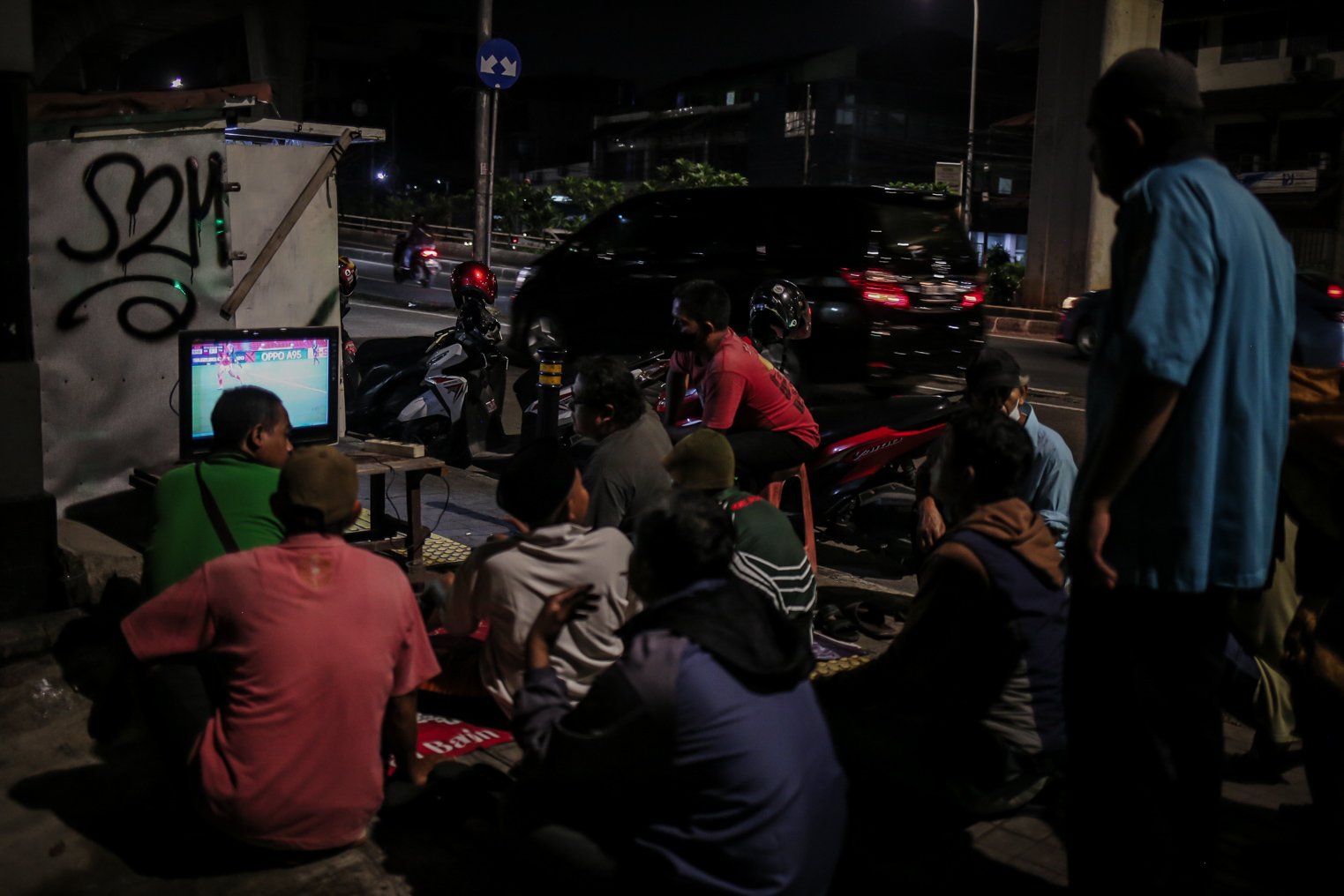 Sejumlah warga menonton laga final Asean Football Federation (AFF) Championship antara Indonesia vs Thailand di Jakarta, Rabu (29/12/2021). Dalam pertandingan tersebut Thailand berhasil mengalahkan Indonesia dengan skor 4 - 0 pada leg pertama babak final Piala AFF.
