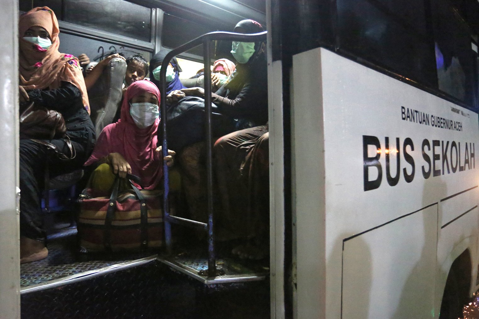 Sejumlah pengungsi etnis Rohingya menunggu di dalam bus saat proses evakuasi di Pelabuhan ASEAN, Krueng Geukuh, Aceh Utara, Aceh, Jumat (31/12/2021). Pemerintah Indonesia melalui Satgas Penanganan Pengungsi Luar Negeri (PPLN) mempertimbangkan keadaan darurat dan sisi kemanusiaan sehingga memutuskan untuk menyelamatkan 120 orang etnis Rohingya terdiri dari tujuh laki-laki, 62 perempuan dan 51 anak-anak yang terdampar di perairan laut Aceh pada Sabtu (25/12/2021). ANTARA FOTO/Syifa Yulinnas/nym.