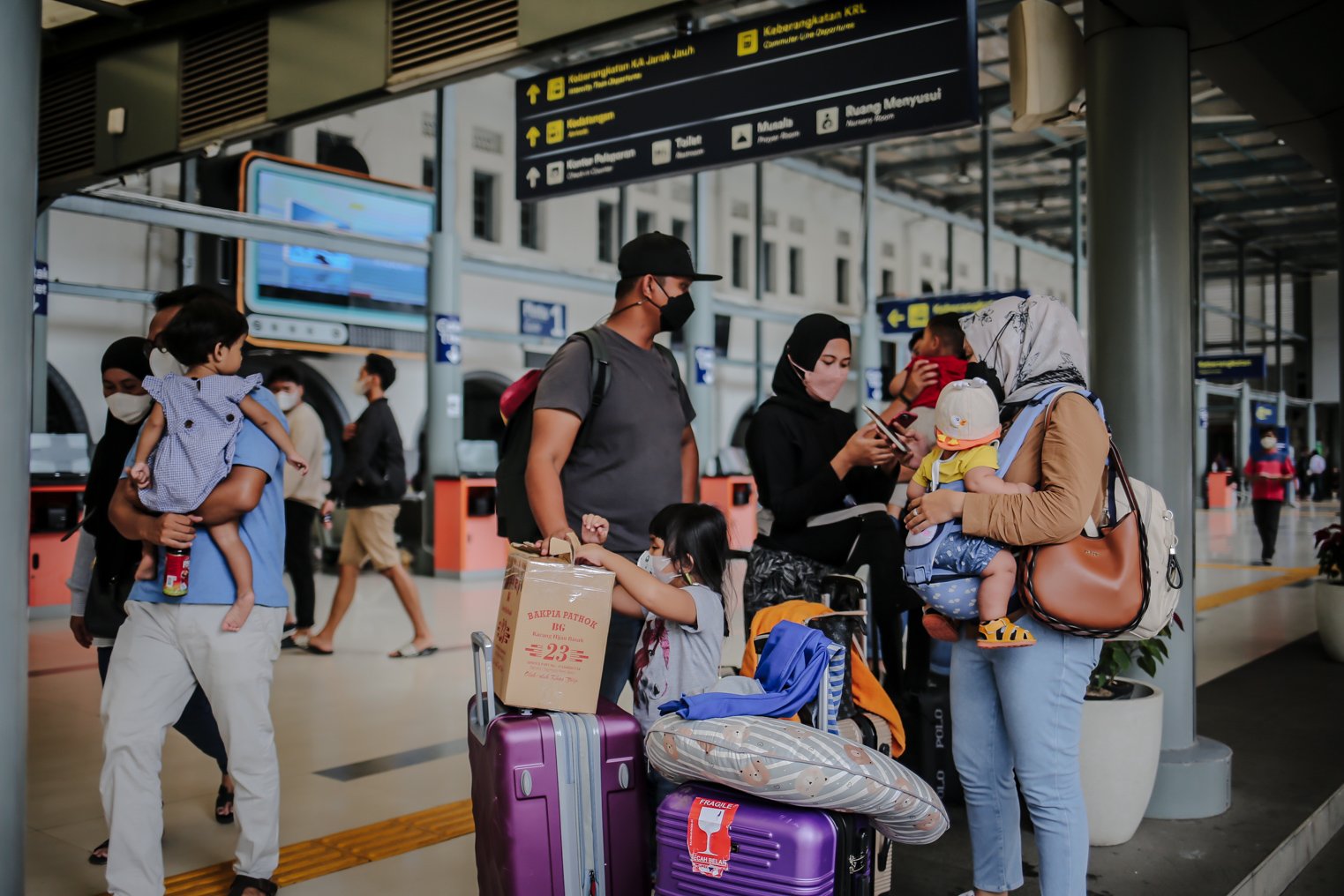 Sejumlah penumpang menunggu jemputan saat kembali ke Jabodetabek usai libur natal dan tahun baru di Stasiun Psar Senen, Jakarta, Senin (3/1/2022). Pada masa Libur Tahun Baru 2022, yaitu 31 Desember 2021 s.d 2 Januari 2022, PT Kereta Api Indonesia (Persero) melayani 160.926 pelanggan KA Jarak Jauh atau rata-rata 53.642 pelanggan per hari. Jumlah tersebut mencapai 69% dari kapasitas yang KAI sediakan yaitu total 234.262 tempat duduk KA Jarak Jauh.