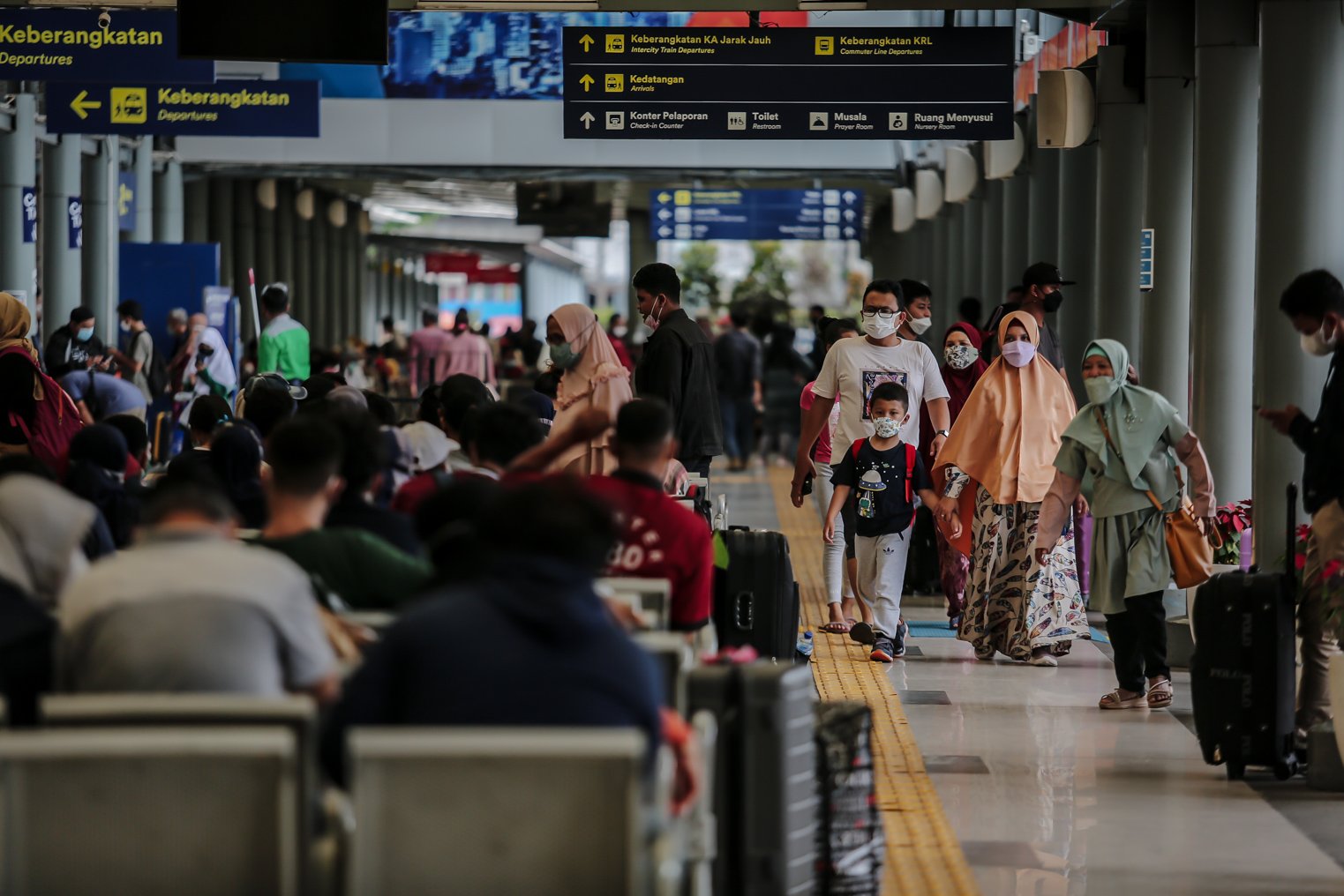 Sejumlah penumpang berjalan membawa koper saat kembali ke Jabodetabek usai libur natal dan tahun baru di Stasiun Pasar Senen, Jakarta, Senin (3/1/2022). Pada masa Libur Tahun Baru 2022, yaitu 31 Desember 2021 s.d 2 Januari 2022, PT Kereta Api Indonesia (Persero) melayani 160.926 pelanggan KA Jarak Jauh atau rata-rata 53.642 pelanggan per hari. Jumlah tersebut mencapai 69% dari kapasitas yang KAI sediakan yaitu total 234.262 tempat duduk KA Jarak Jauh.