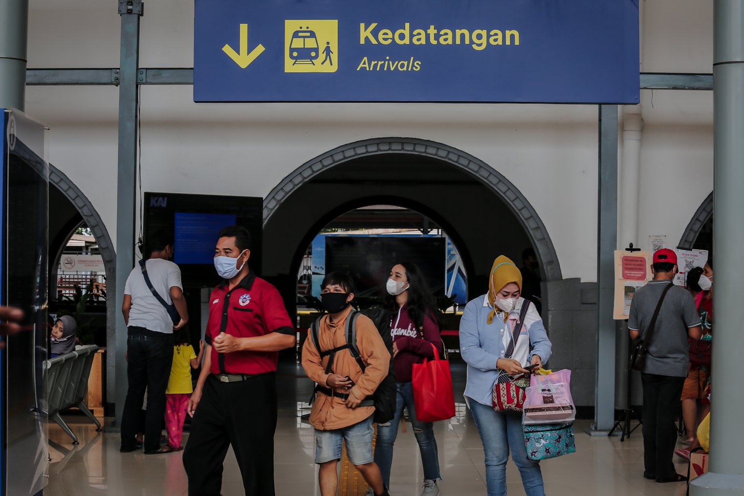 Sejumlah penumpang berjalan membawa koper saat kembali ke Jabodetabek usai libur natal dan tahun baru di Stasiun Pasar Senen, Jakarta, Senin (3/1/2022). Pada masa Libur Tahun Baru 2022, yaitu 31 Desember 2021 s.d 2 Januari 2022, PT Kereta Api Indonesia (Persero) melayani 160.926 pelanggan KA Jarak Jauh atau rata-rata 53.642 pelanggan per hari. Jumlah tersebut mencapai 69% dari kapasitas yang KAI sediakan yaitu total 234.262 tempat duduk KA Jarak Jauh.