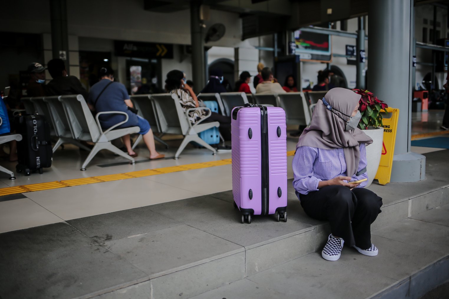 Sejumlah penumpang menunggu jemputan saat kembali ke Jabodetabek usai libur natal dan tahun baru di Stasiun Psar Senen, Jakarta, Senin (3/1/2022). Pada masa Libur Tahun Baru 2022, yaitu 31 Desember 2021 s.d 2 Januari 2022, PT Kereta Api Indonesia (Persero) melayani 160.926 pelanggan KA Jarak Jauh atau rata-rata 53.642 pelanggan per hari. Jumlah tersebut mencapai 69% dari kapasitas yang KAI sediakan yaitu total 234.262 tempat duduk KA Jarak Jauh.