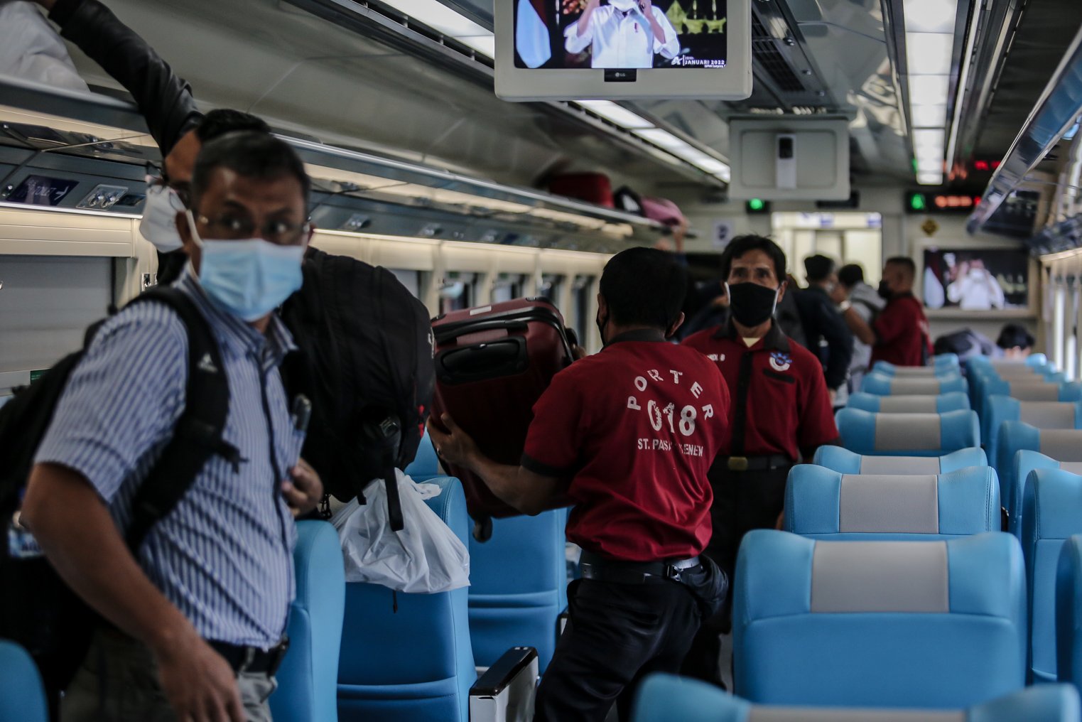 Sejumlah penumpang mengangkut koper saat kembali ke Jabodetabek usai libur natal dan tahun baru di Stasiun Pasar Senen, Jakarta, Senin (3/1/2022). Pada masa Libur Tahun Baru 2022, yaitu 31 Desember 2021 s.d 2 Januari 2022, PT Kereta Api Indonesia (Persero) melayani 160.926 pelanggan KA Jarak Jauh atau rata-rata 53.642 pelanggan per hari. Jumlah tersebut mencapai 69% dari kapasitas yang KAI sediakan yaitu total 234.262 tempat duduk KA Jarak Jauh.