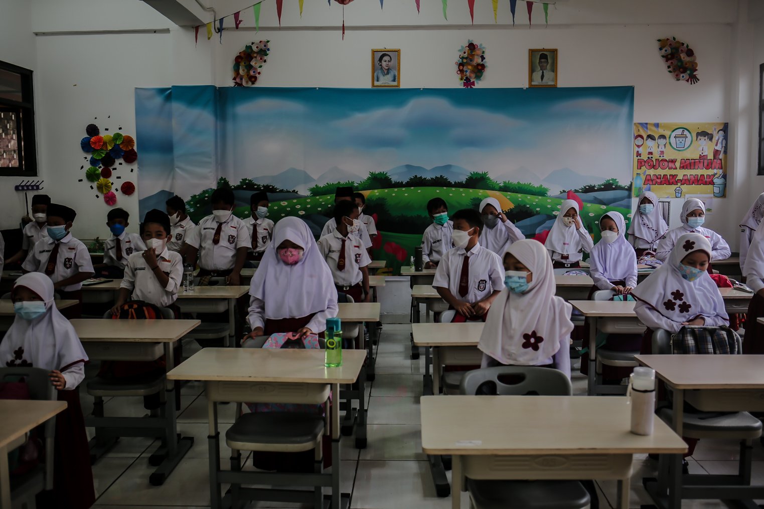 Sejumlah siswa mengikuti Pembelajaran Tatap Muka (PTM) di Sekolah Dasar Negeri (SDN) 01 Pondok Labu, Jakarta Selatan, Selasa (4/1/2022). Pemerintah Provinsi (Pemprov) DKI Jakarta resmi menerapkan Pembelajaran Tatap Muka (PTM) dengan kapasitas 100 persen di seluruh sekolah mulai hari Senin (3/1). Relaksasi kebijakan ini sesuai dengan kondisi PPKM Level 1 yang diterapkan di Jakarta.