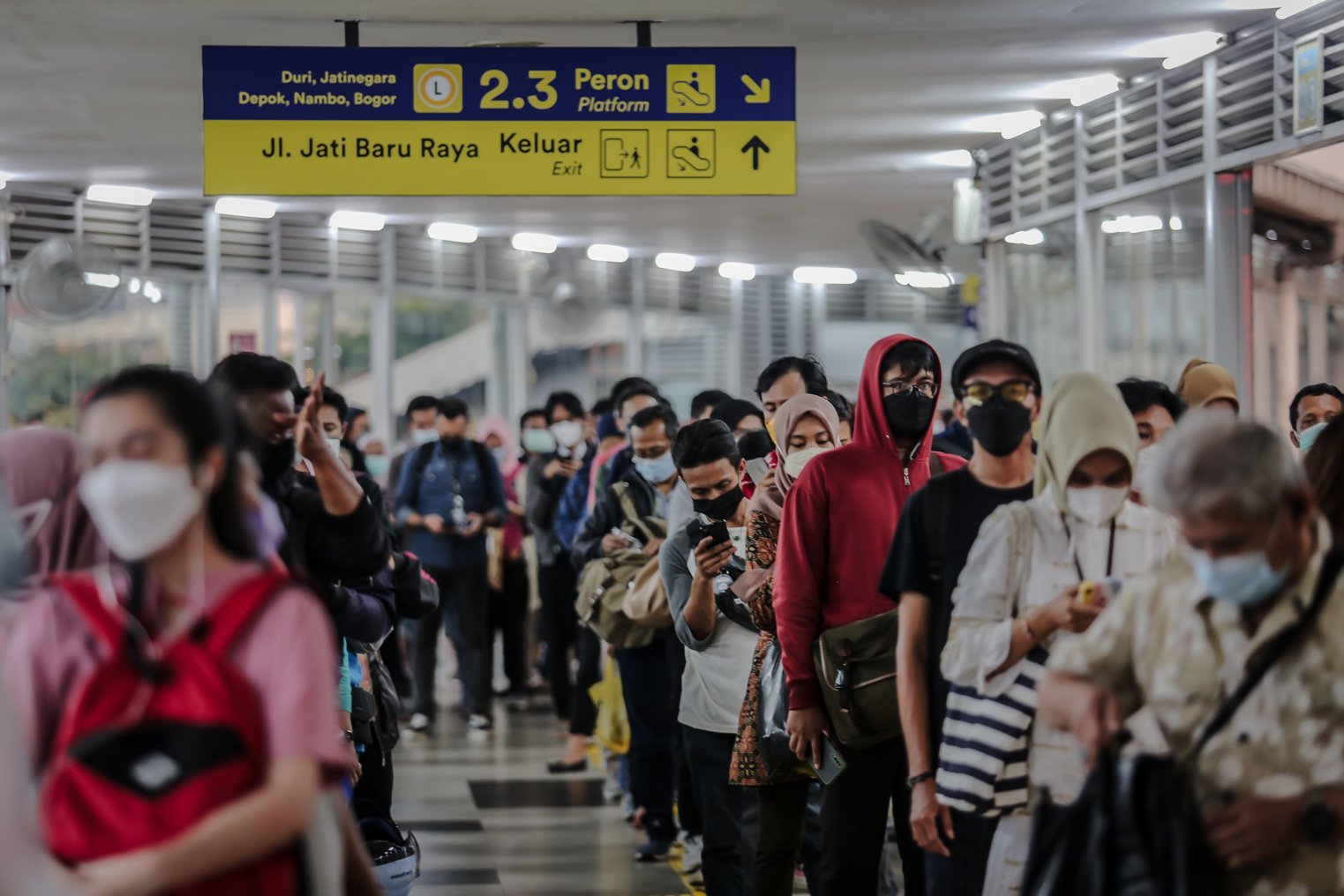 Calon penumpang menunggu antrean saat hendak menggunakan commuter line di Stasiun Tanah Abang, Jakarta Pusat, Rabu (5/1/2022). Memasuki masa PPKM Level 2, Stasiun Tanah Abang kembali dipadati penumpang saat jam pulang kerja.