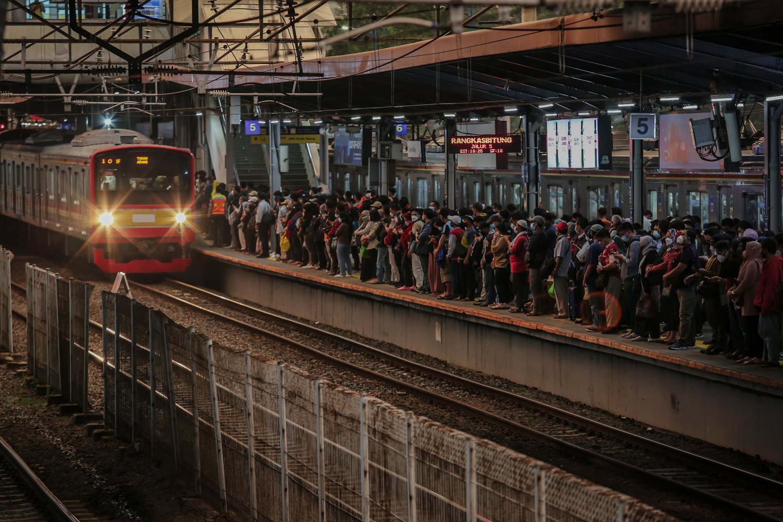 Calon penumpang menunggu commuter line di peron Stasiun Tanah Abang, Jakarta Pusat, Rabu (5/1/2022). Memasuki masa PPKM Level 2, Stasiun Tanah Abang kembali dipadati penumpang saat jam pulang kerja.