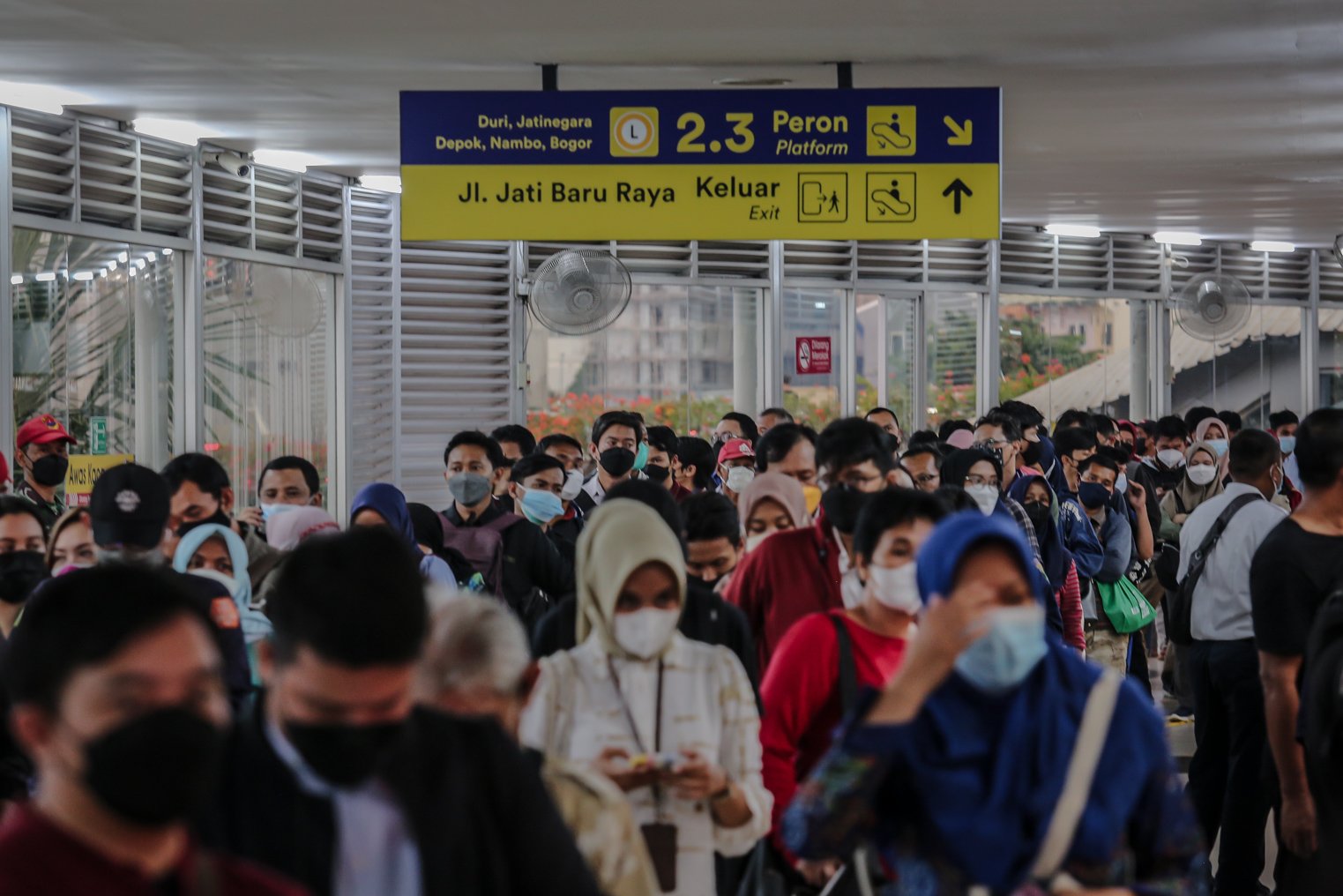 Calon penumpang menunggu antrean saat hendak menggunakan commuter line di Stasiun Tanah Abang, Jakarta Pusat, Rabu (5/1/2022). Memasuki masa PPKM Level 2, Stasiun Tanah Abang kembali dipadati penumpang saat jam pulang kerja.