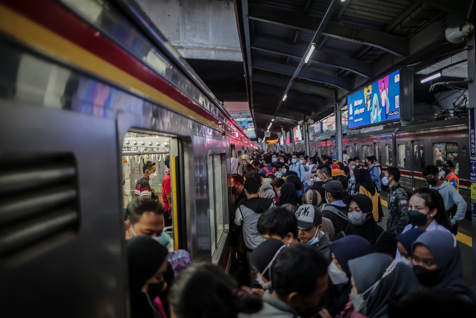 Calon penumpang menunggu commuter line di peron Stasiun Tanah Abang, Jakarta Pusat, Rabu (5/1/2022). Memasuki masa PPKM Level 2, Stasiun Tanah Abang kembali dipadati penumpang saat jam pulang kerja.
