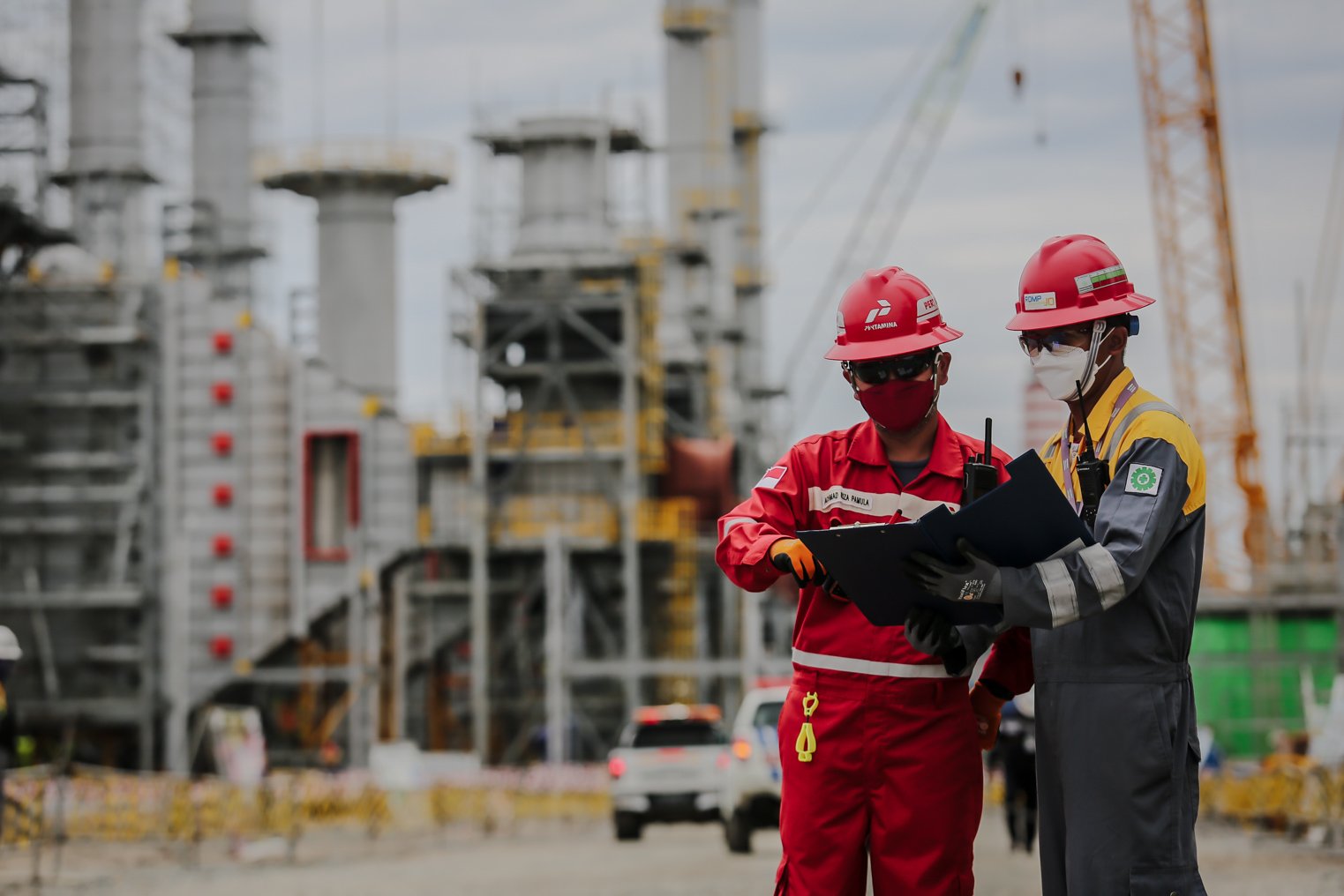 Pekerja menggunakan Alat Pelindung Diri (APD) mellakukan monitoring di wilayah Unit Boiler Package yang dirancang untuk memenuhi kebuutuhan utiliti kilang refinery development master plan (RDMP) Balikpapan, Kalimantan Timur, Sabtu (8/1/2022). Proyek kilang minyak sebesar Rp27,93 triliun dengan total komponen luar negeri senilai Rp19,52 triliun dan komponen dalam negeri Rp8,4 triliun tersebut telah mencapai progres 46,92%.
