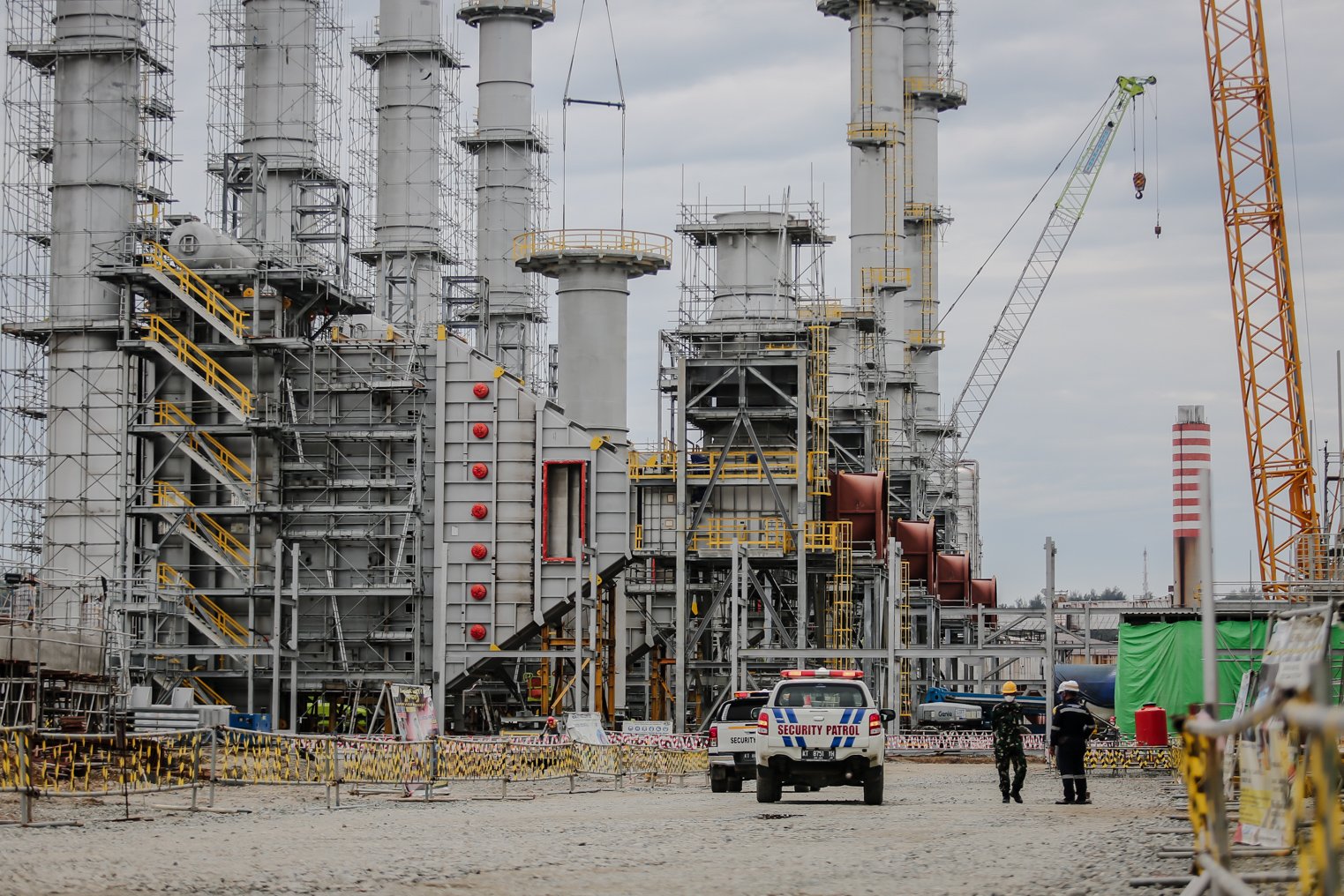 Pekerja menggunakan Alat Pelindung Diri (APD) mellakukan monitoring di wilayah Unit Boiler Package yang dirancang untuk memenuhi kebuutuhan utiliti kilang refinery development master plan (RDMP) Balikpapan, Kalimantan Timur, Sabtu (8/1/2022). Proyek kilang minyak sebesar Rp27,93 triliun dengan total komponen luar negeri senilai Rp19,52 triliun dan komponen dalam negeri Rp8,4 triliun tersebut telah mencapai progres 46,92%.