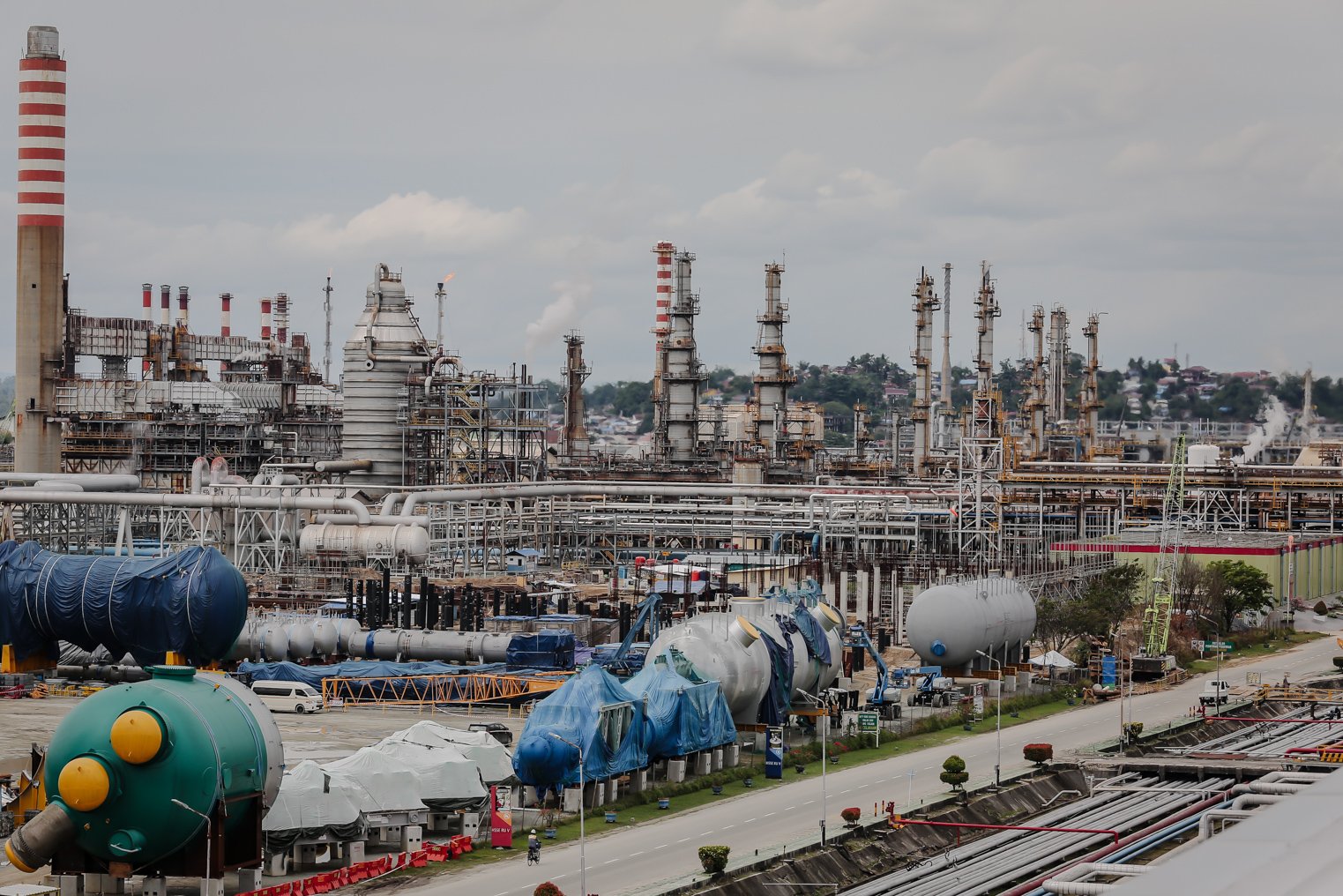 Suasana pengerjaan pembangunan Unit Residual Fluid Catalytic Cracking (RFCC) yang merupakan unit proses utama pembangunan proyek refinery development master plan (RDMP) Balikpapan, Kalimantan Timur, Sabtu (8/1/2022). Proyek kilang minyak sebesar Rp27,93 triliun dengan total komponen luar negeri senilai Rp19,52 triliun dan komponen dalam negeri Rp8,4 triliun tersebut telah mencapai progres 46,92%.