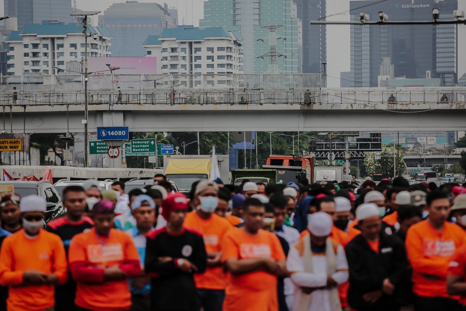 Serikat buruh yang tergabung dalam Partai Buruh melakukan shalat jumat saat aksi unjuk rasa di depan Gedung DPR RI, Jakarta, Jumat (14/1/2022). Dalam aksinya ribuan buruh se-Jabodetabek ini memiliki empat tnututan salah satunya yakni mendorong pemerintah untuk mencabut UU Omnibus Law Cipta Kerja,