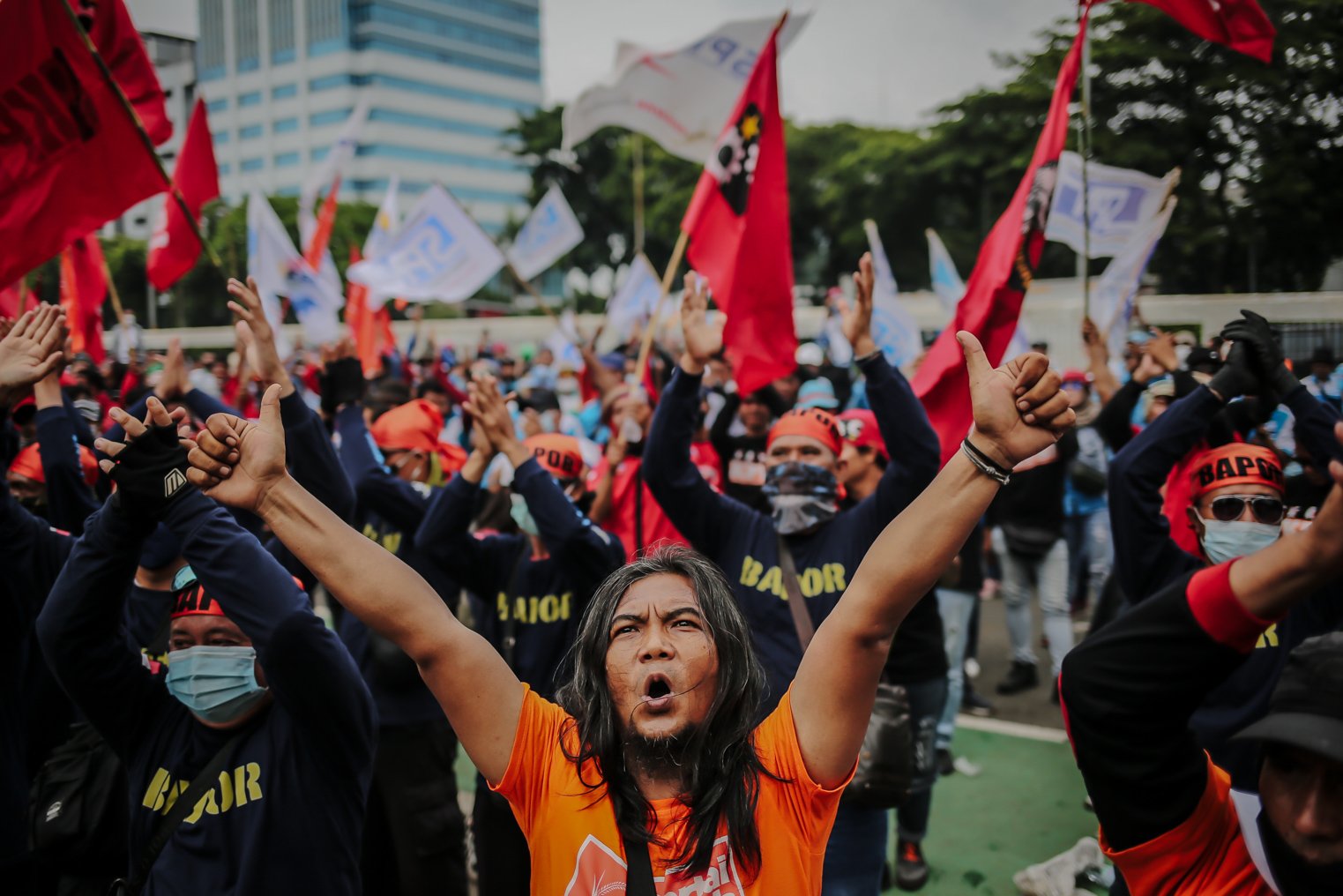 Serikat buruh yang tergabung dalam Partai Buruh melakukan aksi unjuk rasa di depan Gedung DPR RI, Jakarta, Jumat (14/1/2022). Dalam aksinya ribuan buruh se-Jabodetabek ini memiliki empat tnututan salah satunya yakni mendorong pemerintah untuk mencabut UU Omnibus Law Cipta Kerja,
