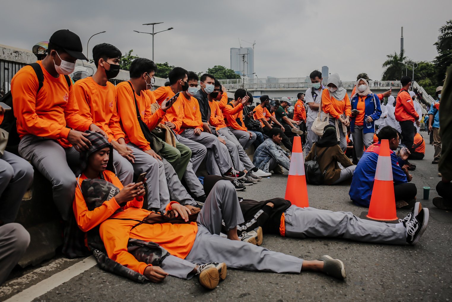 Serikat buruh yang tergabung dalam Partai Buruh melakukan aksi unjuk rasa di depan Gedung DPR RI, Jakarta, Jumat (14/1/2022). Dalam aksinya ribuan buruh se-Jabodetabek ini memiliki empat tnututan salah satunya yakni mendorong pemerintah untuk mencabut UU Omnibus Law Cipta Kerja,