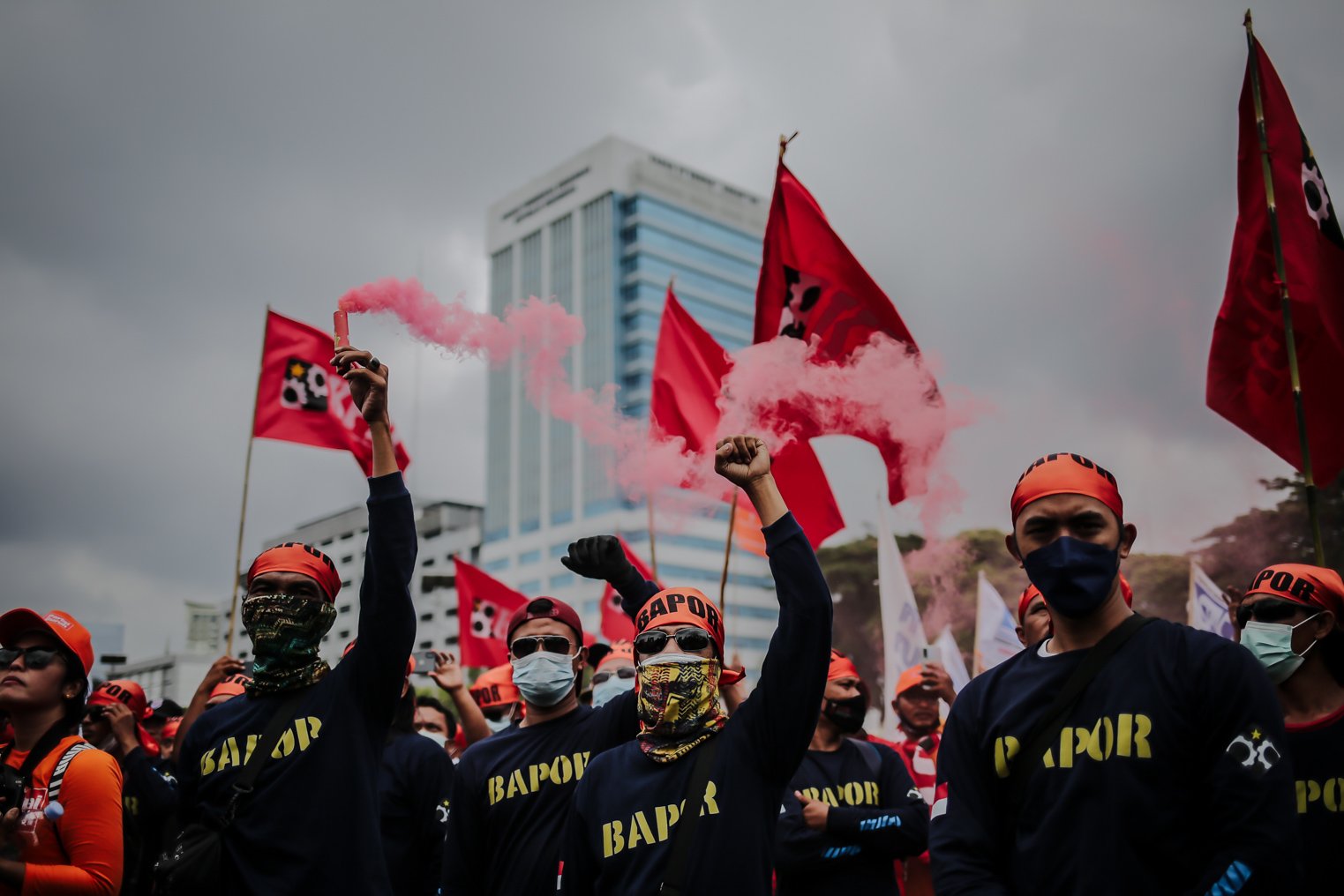 Serikat buruh yang tergabung dalam Partai Buruh melakukan aksi unjuk rasa di depan Gedung DPR RI, Jakarta, Jumat (14/1/2022). Dalam aksinya ribuan buruh se-Jabodetabek ini memiliki empat tnututan salah satunya yakni mendorong pemerintah untuk mencabut UU Omnibus Law Cipta Kerja.