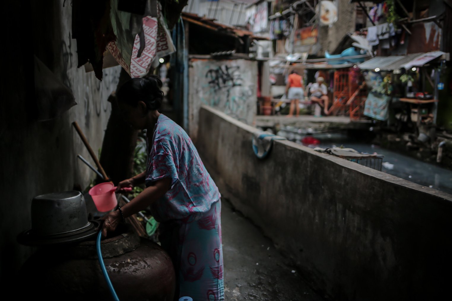 Warga beraktivitas di pemukiman padat penduduk kawasan Kebon Melati, Tanah Abang, Jakarta, Senin (17/1/2022). Badan Pusat Statistik (BPS) mencatat, penduduk miskin di Indonesia per September 2021 mencapai 26,50 juta orang atau 9,71 persen. Angkanya mengalami penurunan sebesar 0,43 persen dibanding bulan Maret 2021 dan turun 0,48 persen dibanding bulan September 2020.