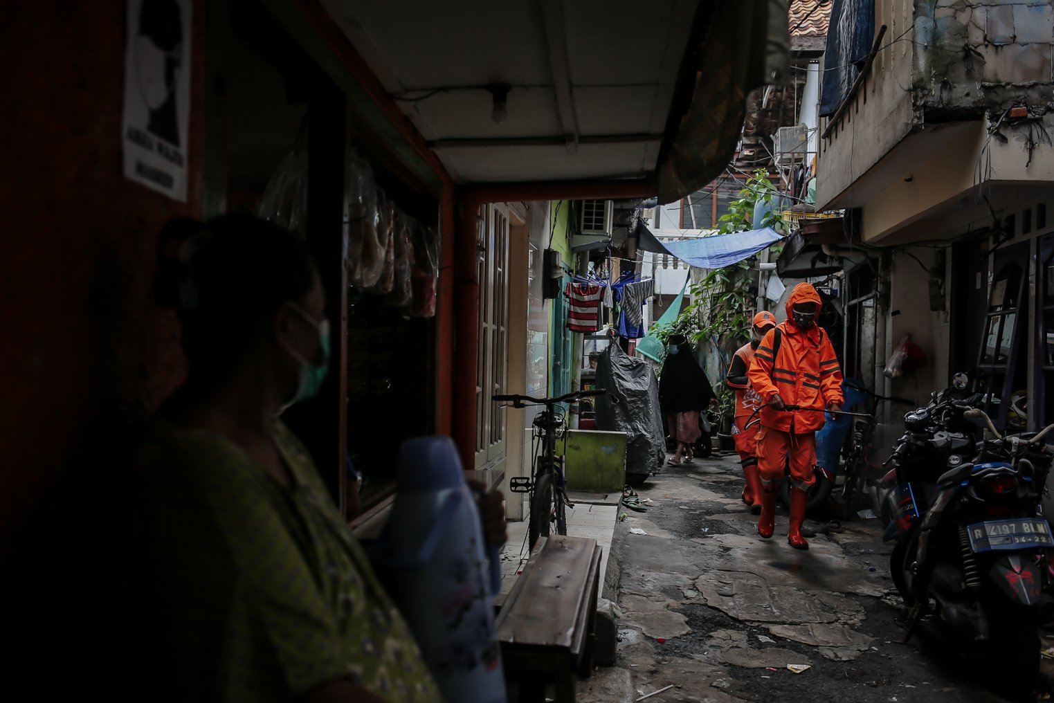 Petugas menyemproptkan disinfektan di wilayah Krurut, Tamansari, Jakarta, Kamis (20/1/2022). Kasus konfirmasi positif Covid-19 di pemukiman padat penduduk tersebut bertambah 10 orang, Hingga saat ini tercatat 111 warga di Kelurahan Krukut terkonfirmasi positif Covid-19 dan menerapkan lockdown mikro.