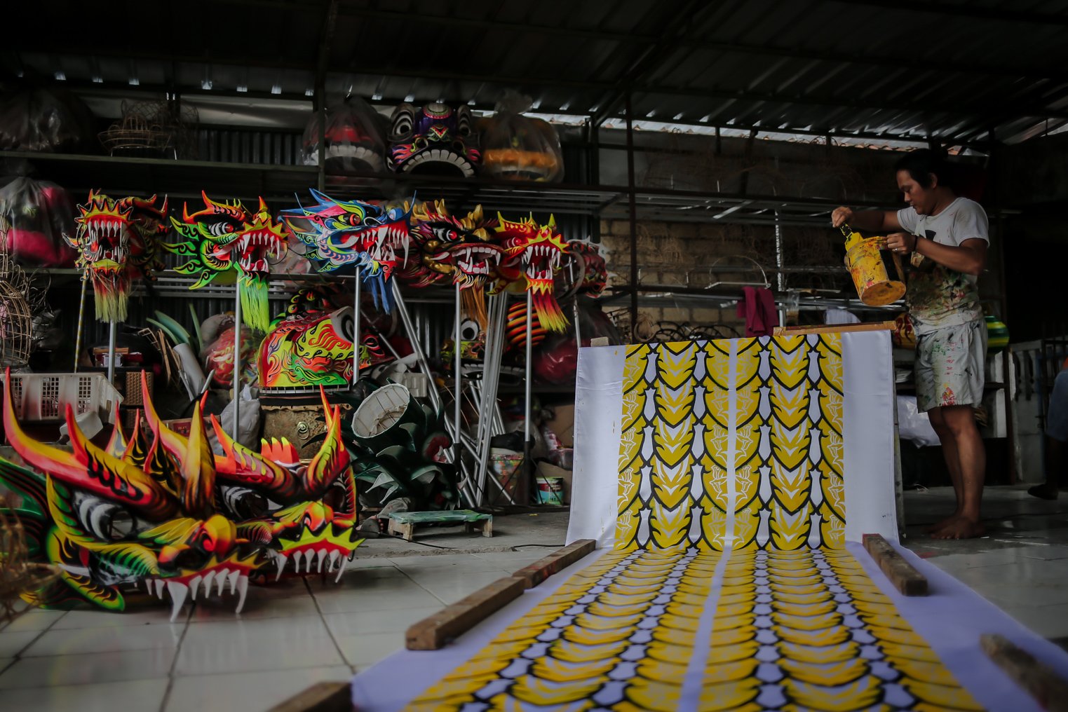 Pengrajin menyelesaikan pembuatan kostum makhluk mitologi Cina di industri rumahan Lily Barongsai & Liong Workshop, Kelurahan Babakan Pasar, Kota Bogor, Jawa Barat, Jumat (21/1/2022). Pandemi COVID-19 dari tahun 2020-2021 pesanan kostum sempat alami penurunan pendapatan hingga 90% karena minimnya pentas barongsai dan liong. Namun pada perayaan Imlek yang jatuh pada tanggal 1 Febuari 2022 pesanan meningkat kembali hingga 40% mengingat beberapa daerah telah melonggarkan PPKM