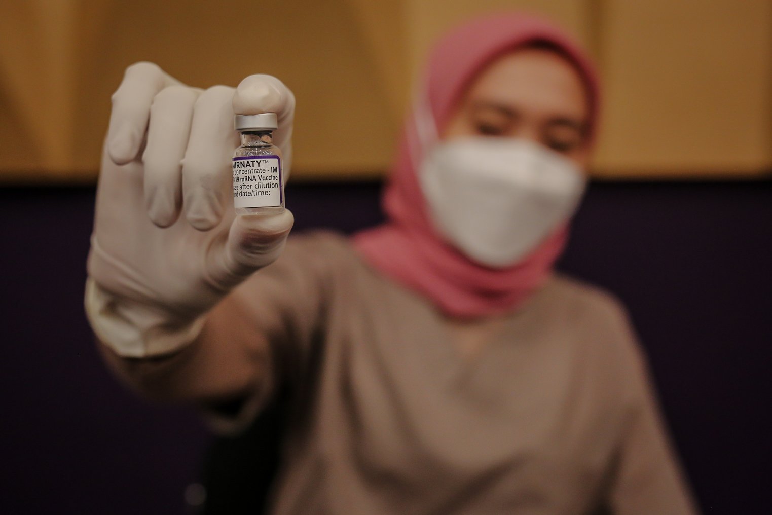 Petugas kesehatan menunjukkan vaksin booster saat penyuntikan vaksin di Mal Kota Kasablanka, Jakarta, Rabu (26/1/2022). Vaksin Booster yang disediakan adalah vaksin jenis Pfizer, berlaku bagi peserta yang sudah vaksin lengkap hingga dosis ke-2 dengan jenis vaksin Sinovac atau AstraZeneca, telah menerima tiket vaksin ke-3 pada aplikasi PeduliLindungi, dan berusia 18 tahun ke atas.