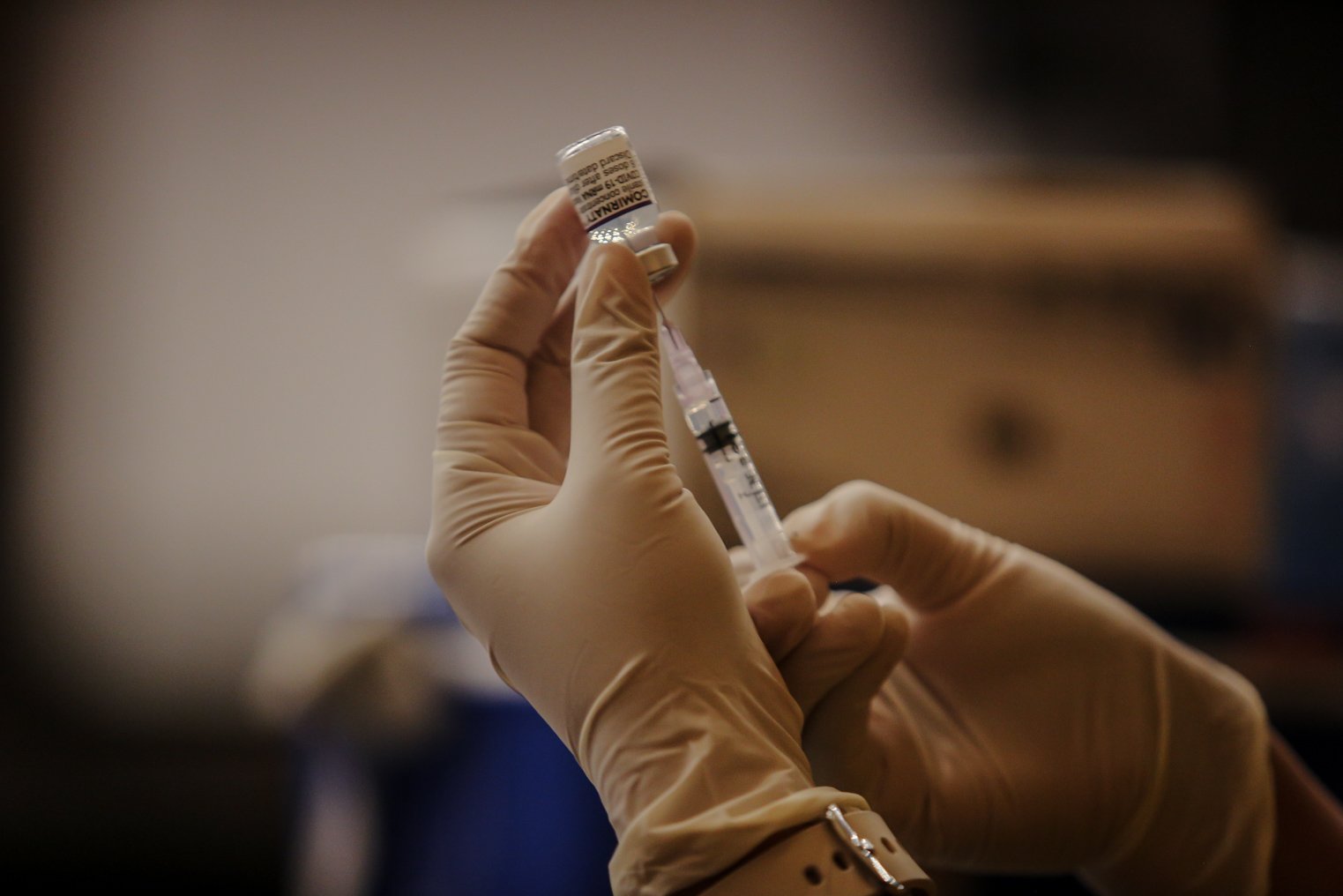 Petugas memasukan vaksin booster saat penyuntikan vaksin di Mal Kota Kasablanka, Jakarta, Rabu (26/1/2022). Vaksin Booster yang disediakan adalah vaksin jenis Pfizer, berlaku bagi peserta yang sudah vaksin lengkap hingga dosis ke-2 dengan jenis vaksin Sinovac atau AstraZeneca, telah menerima tiket vaksin ke-3 pada aplikasi PeduliLindungi, dan berusia 18 tahun ke atas.