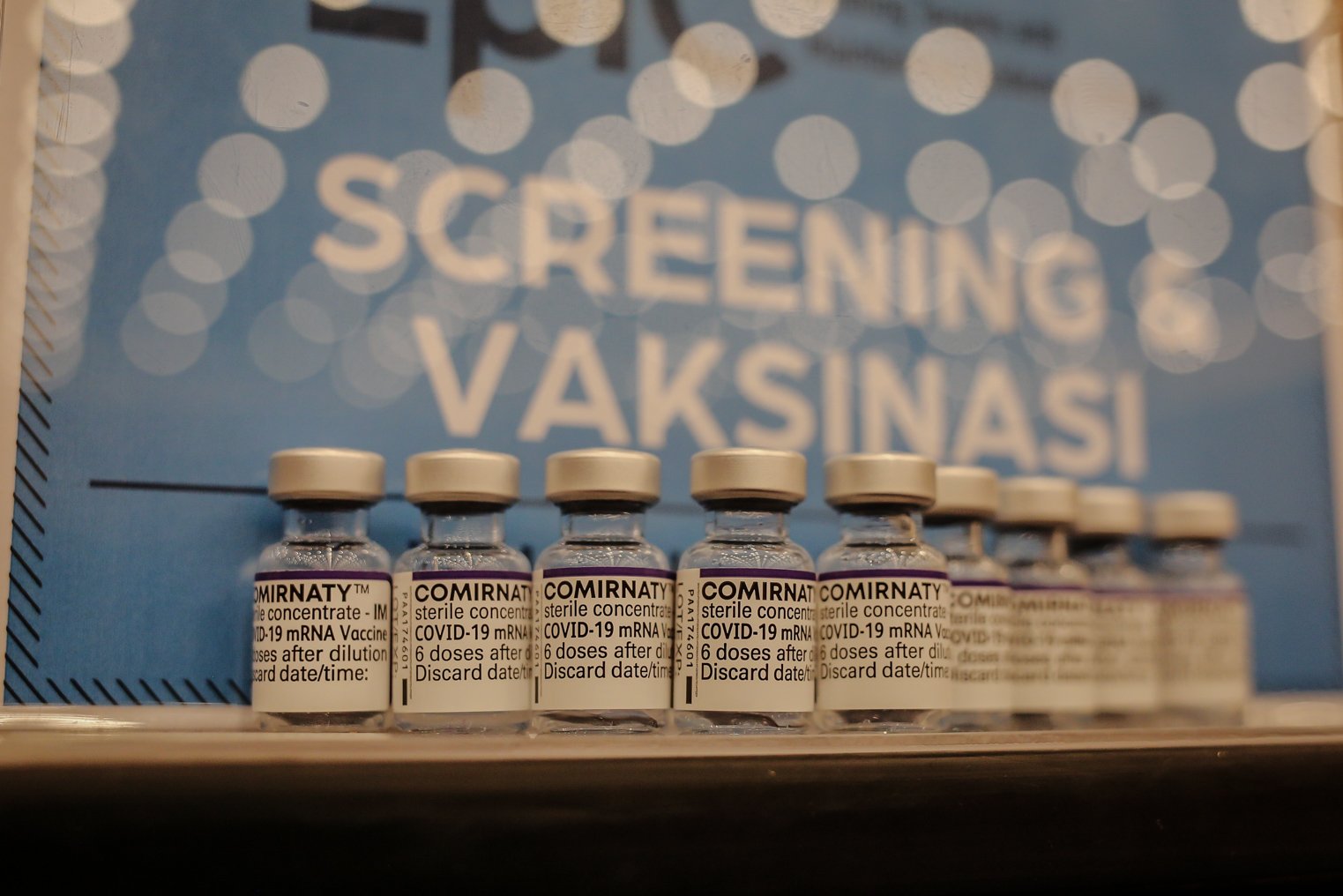 Cairan vaksin booster dijejerkan saat penyuntikan vaksin di Mal Kota Kasablanka, Jakarta, Rabu (26/1/2022). Vaksin Booster yang disediakan adalah vaksin jenis Pfizer, berlaku bagi peserta yang sudah vaksin lengkap hingga dosis ke-2 dengan jenis vaksin Sinovac atau AstraZeneca, telah menerima tiket vaksin ke-3 pada aplikasi PeduliLindungi, dan berusia 18 tahun ke atas.