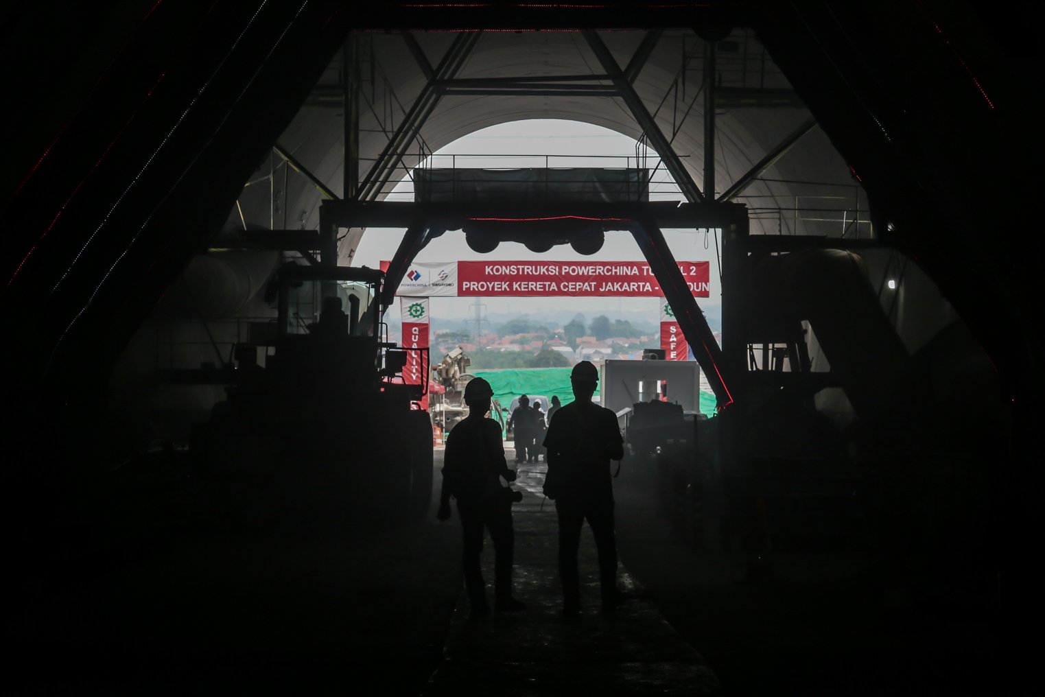 Proyek konstruksi proyek Kereta Cepat Jakarta-Bandung (KCJB) Tunnel 2 di Desa Bunder, Jatiluhur, Kabupaten Purwakarta, Jawa Barat, Kamis (27/1/2022). Proyek Kereta Cepat Jakarta-Bandung (KCJB). Proyek yang membentang dari Halim, Jakarta hingga Tegalluar, Bandung ini direncanakan melakukan trial run pada akhir tahun 2022. Tak hanya itu, uji coba KCJB juga diusulkan untuk jadi bagian dari kegiatan kunjungan G20. 