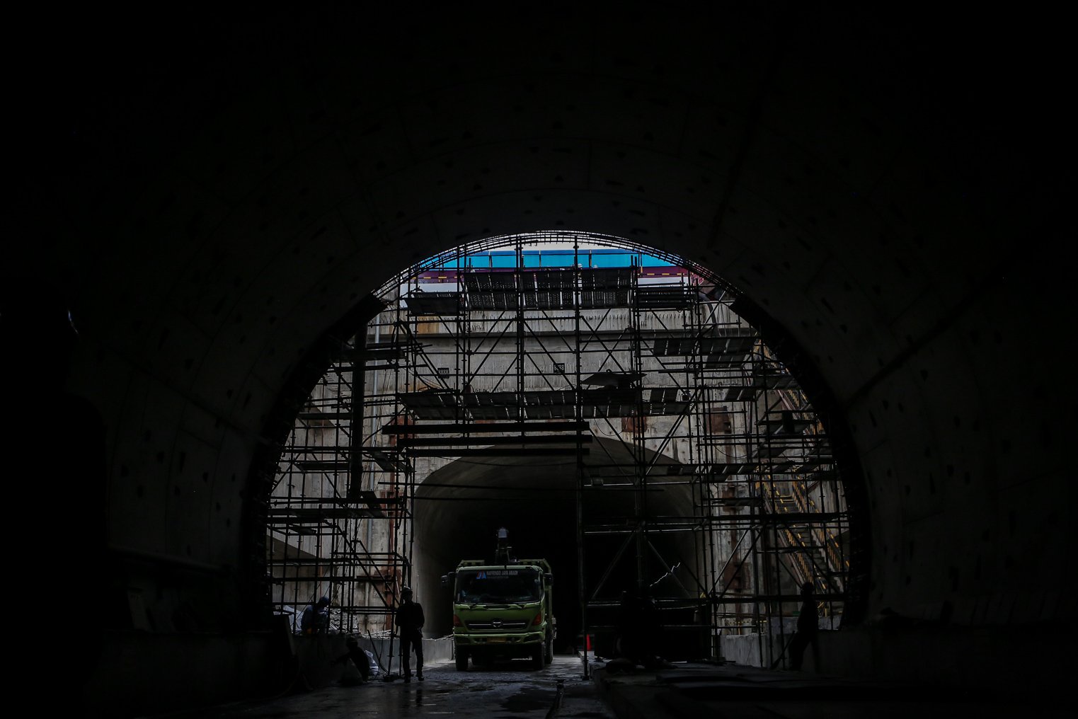 Pekerja mengerjakan proyek Tunnel 1 Halim Kereta Cepat Jakarta Bandung sepanjang 1.885 meter atau 1,8 kilometer yang berlokasi di Jalan Tol Jakarta-Cikampek KM 5+500, Kamis (27/1/2022). Pembangunan proyek Tunnel 1 ini dilakukan menggunakan mesin bor atau Tunnel Boring Machine (TBM) mesin bor pembuat terowongan yang didatangkan langsung dari negeri China, untuk membuat struktur Tunnel 1 Kereta Cepat Jakarta Bandung. TBM yang digunakan memiliki diameter 13,23 meter dengan panjang 102,3 meter, berat 2.600 ton 