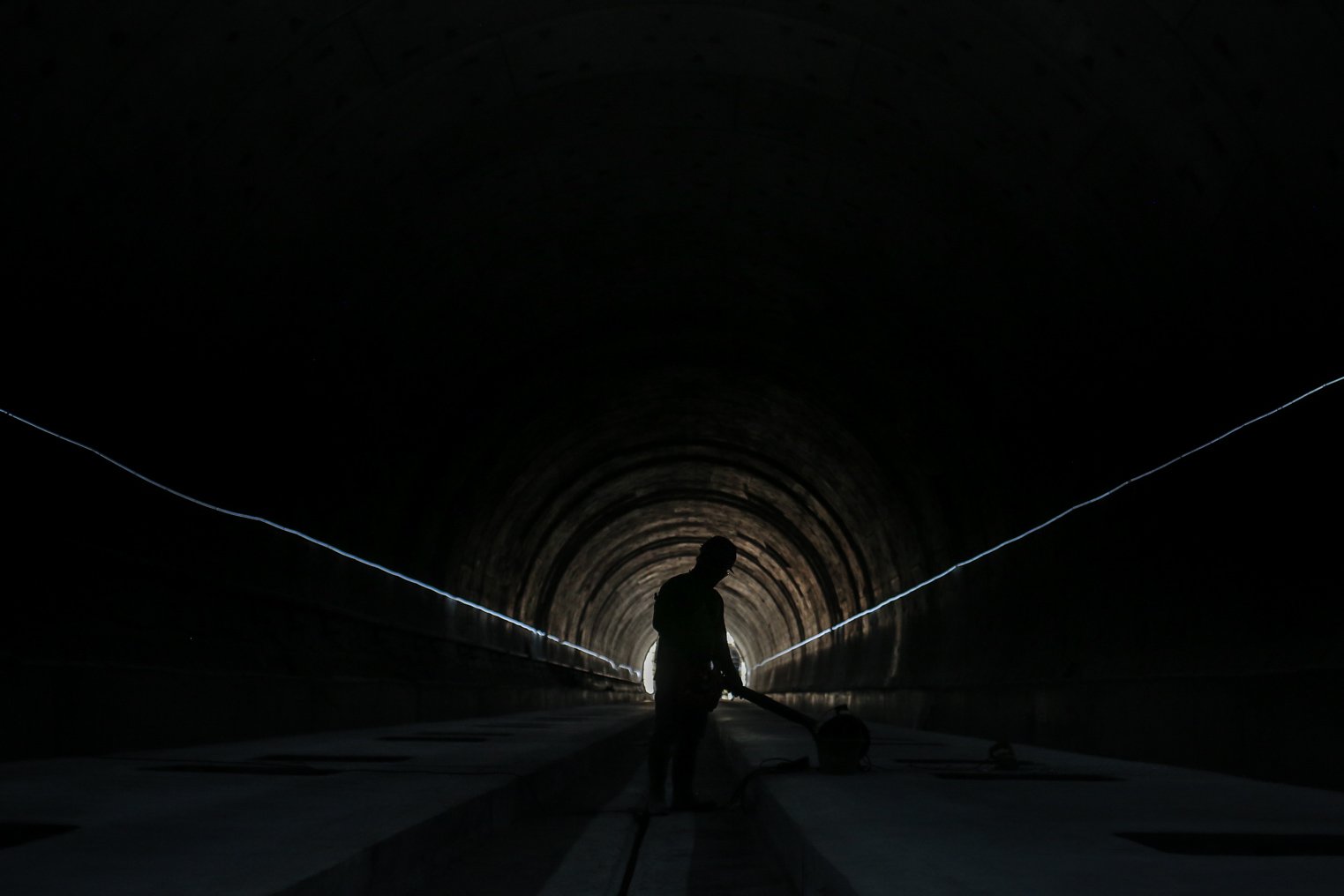 Pekerja mengerjakan proyek Tunnel 1 Halim Kereta Cepat Jakarta Bandung sepanjang 1.885 meter atau 1,8 kilometer yang berlokasi di Jalan Tol Jakarta-Cikampek KM 5+500, Kamis (27/1/2022). Pembangunan proyek Tunnel 1 ini dilakukan menggunakan mesin bor atau Tunnel Boring Machine (TBM) mesin bor pembuat terowongan yang didatangkan langsung dari negeri China, untuk membuat struktur Tunnel 1 Kereta Cepat Jakarta Bandung. TBM yang digunakan memiliki diameter 13,23 meter dengan panjang 102,3 meter, berat 2.600 ton.