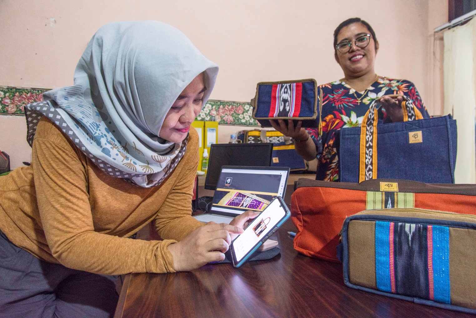 Penenun Kelompok Ralsasam memasarkan produk dompet dan tas tenun ikat Tanimbar menggunakan alat tenun tradisional secara digital di studio Kabeta Craft, Ambon, Maluku. ANTARA FOTO/ FB Anggoro/AW.