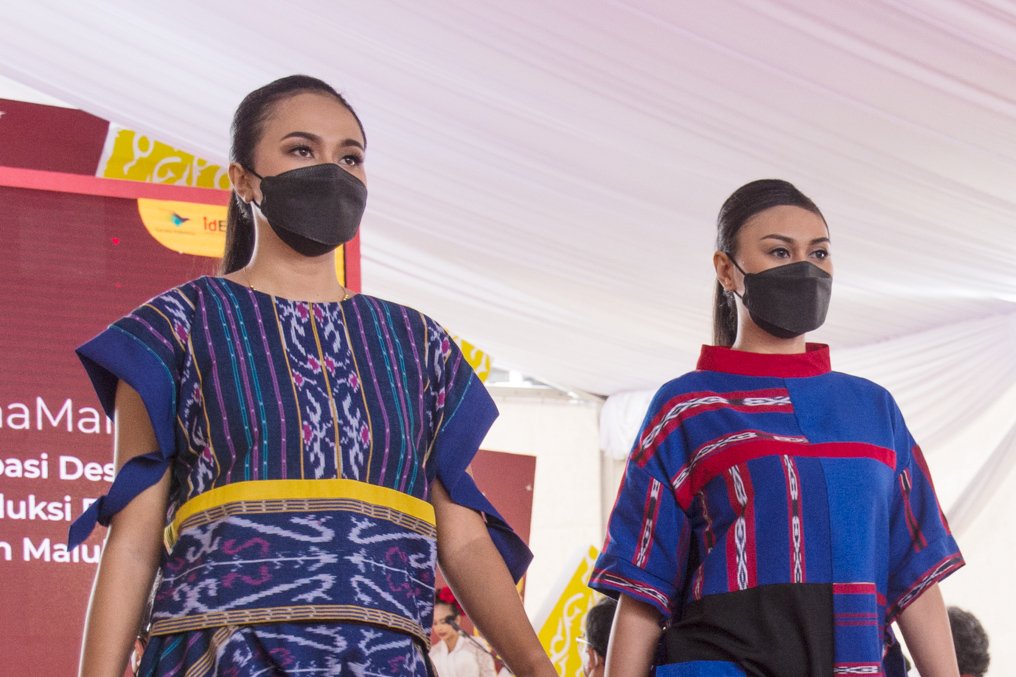 Kain ikat Tanimbar yang dibuat menggunakan alat tenun tradisional diperagakan model di acara puncal Gernas BBI Aroma Maluku, Ambon, Maluku. ANTARA FOTO/ FB Anggoro/AW.