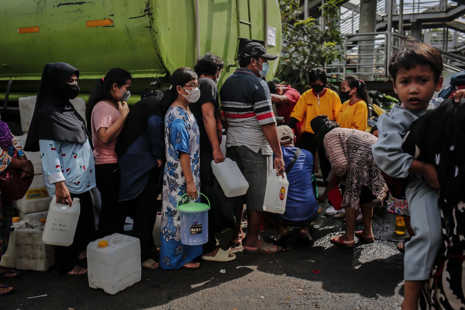 Sejumlah warga berbaris mengantre membeli minyak goreng murah di Pasar Kramat Jati, Jakarta, Kamis (3/2/2022). Berdasarkan kebijakan pemerintah Harga Eceran Tertinggi (HET) untuk minyak goreng curah Rp 11.500 per liter, minyak goreng kemasan sederhana Rp 13.500 per liter dan minyak goreng premium Rp 14.500 per liter.