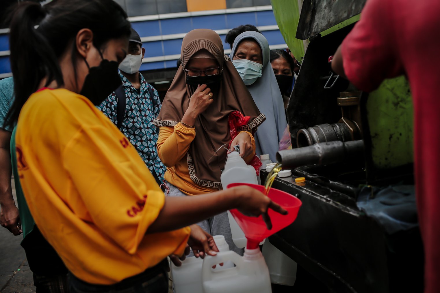 Sejumlah warga berbaris mengantre membeli minyak goreng murah di Pasar Kramat Jati, Jakarta, Kamis (3/2/2022). Berdasarkan kebijakan pemerintah Harga Eceran Tertinggi (HET) untuk minyak goreng curah Rp 11.500 per liter, minyak goreng kemasan sederhana Rp 13.500 per liter dan minyak goreng premium Rp 14.500 per liter.