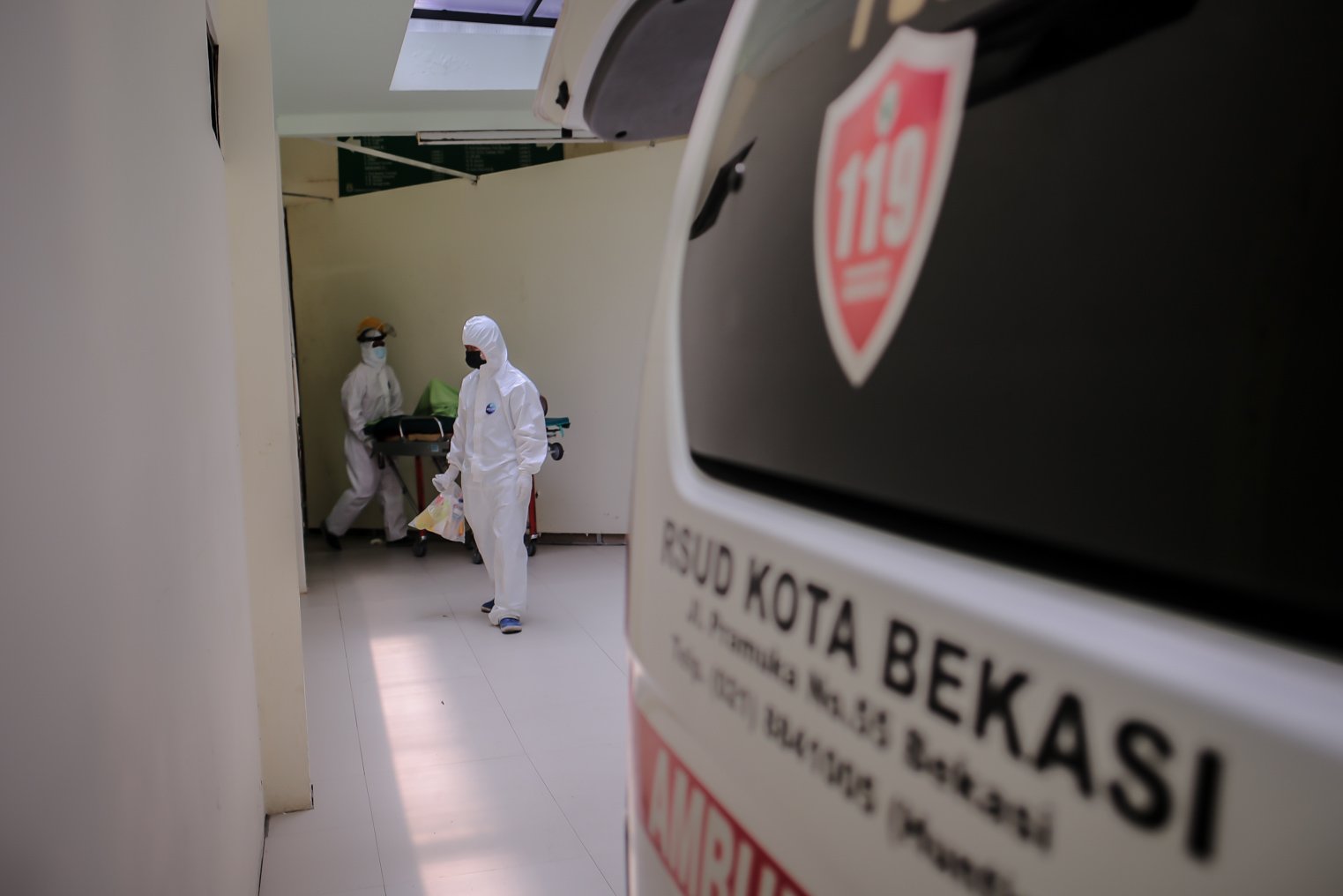 Tenaga kesehatan memindahkan pasien positif Covid-19 ke ruang isolasi di Rumah Sakit Umum Daerah (RSUD) Chasbullah Abdulmadjid, Kota Bekasi, Jawa Barat, Jumat (4/2/2022). Tingkat keterisian rumah sakit di rumah sakit rujukan Covid-19 di Bekasi mencapai 41 persen. Total kasus aktif Covid-19 di Kota Bekasi kini mencapai sekitar 5.853.