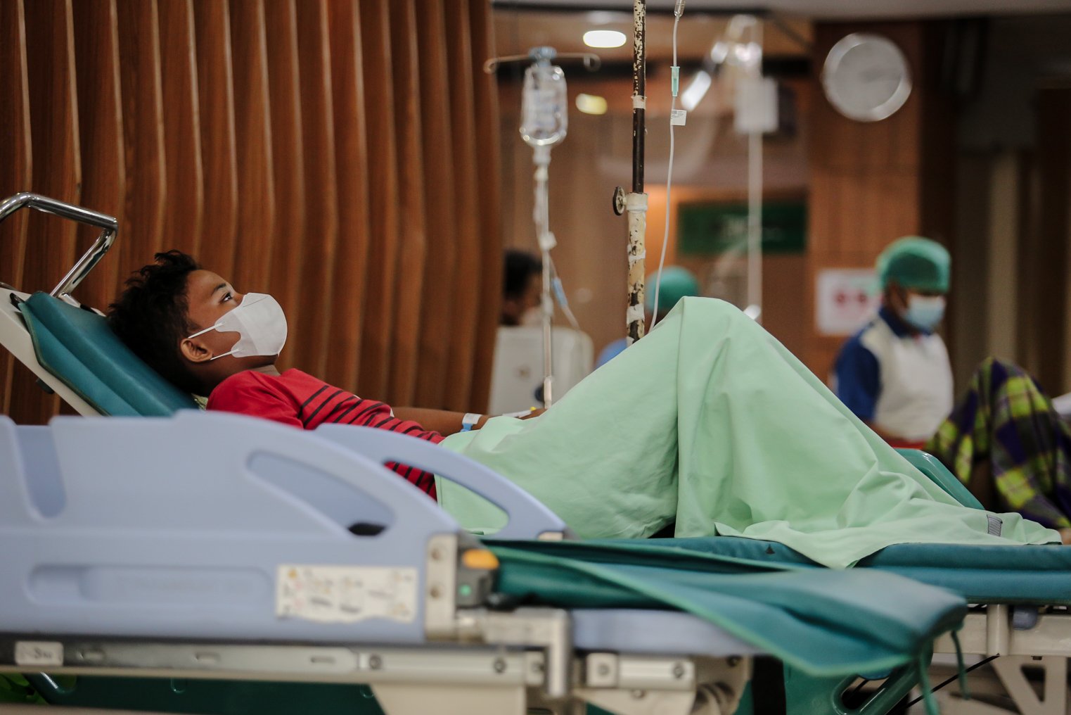 Pasien berbaring menunggu hasil skrining sebelum dipindahkan ke ruang isolasi di Rumah Sakit Umum Daerah (RSUD) Chasbullah Abdulmadjid, Kota Bekasi, Jawa Barat, Jumat (4/2/2022). Tingkat keterisian rumah sakit di rumah sakit rujukan Covid-19 di Bekasi mencapai 41 persen. Total kasus aktif Covid-19 di Kota Bekasi kini mencapai sekitar 5.853.