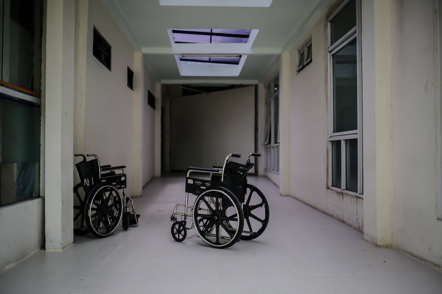 Kursi roda disediakan untuk memindahkan pasien positif Covid-19 ke ruang isolasi di Rumah Sakit Umum Daerah (RSUD) Chasbullah Abdulmadjid, Kota Bekasi, Jawa Barat, Jumat (4/2/2022). Tingkat keterisian rumah sakit di rumah sakit rujukan Covid-19 di Bekasi mencapai 41 persen. Total kasus aktif Covid-19 di Kota Bekasi kini mencapai sekitar 5.853.