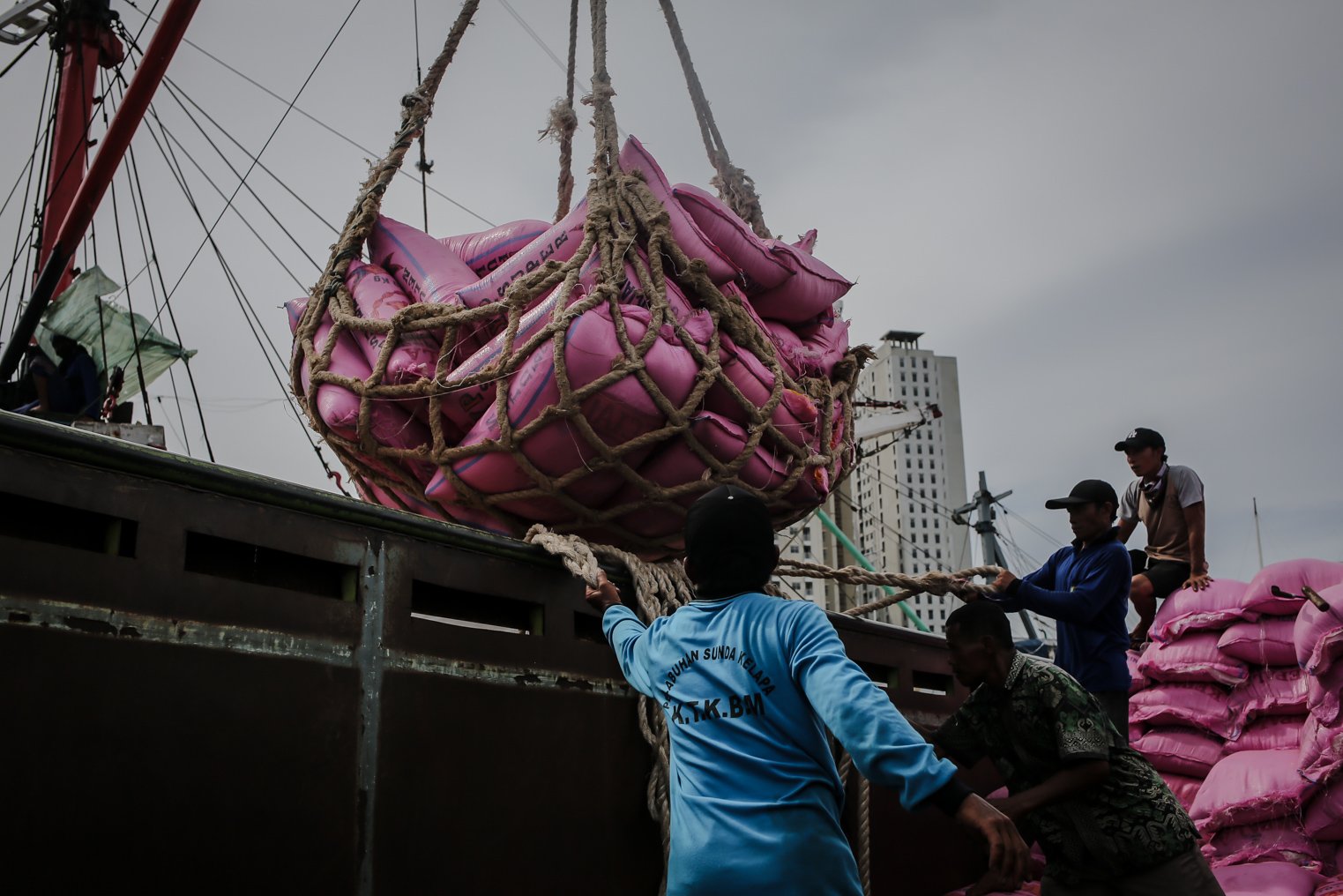 Buruh pengangkut memuat barang logistik ke dalam kapal di Pelabuhan Sunda Kelapa, Jakarta, Senin (7/2/2022). Badan Pusat Statistik (BPS) mencatat pertumbuhan ekonomi 2021 mencapai 3,69%, lebih baik dibandingkan tahun 2020 yang mengalami kontraksi 2,07%. Namun, angka ini berada di bawah proyeksi Menteri Keuangan Sri Mulyani sebesar 4%.