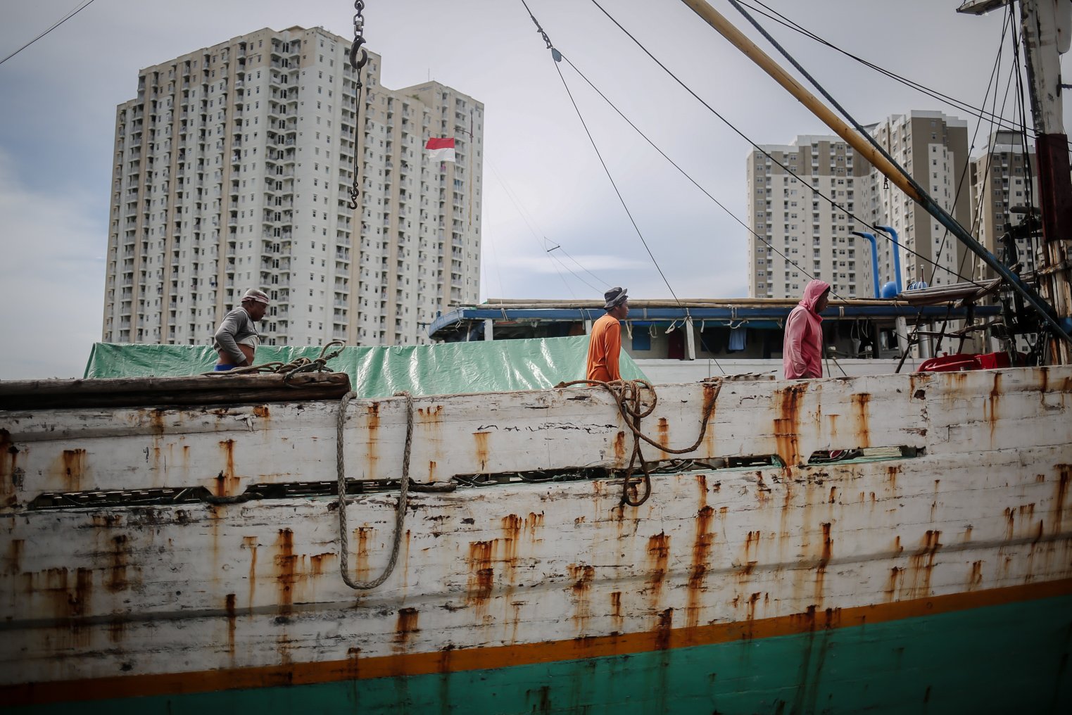 Buruh pengangkut mnunggu muatan barang logistik ke kapal di Pelabuhan Sunda Kelapa, Jakarta, Senin (7/2/2022). Badan Pusat Statistik (BPS) mencatat pertumbuhan ekonomi 2021 mencapai 3,69%, lebih baik dibandingkan tahun 2020 yang mengalami kontraksi 2,07%. Namun, angka ini berada di bawah proyeksi Menteri Keuangan Sri Mulyani sebesar 4%.