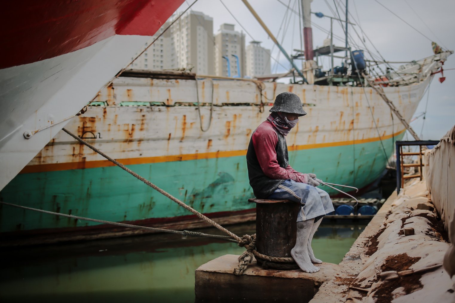 Buruh pengangkut berisitirahat usai memuat barang logistik ke dalam kapal di Pelabuhan Sunda Kelapa, Jakarta, Senin (7/2/2022). Badan Pusat Statistik (BPS) mencatat pertumbuhan ekonomi 2021 mencapai 3,69%, lebih baik dibandingkan tahun 2020 yang mengalami kontraksi 2,07%. Namun, angka ini berada di bawah proyeksi Menteri Keuangan Sri Mulyani sebesar 4%.