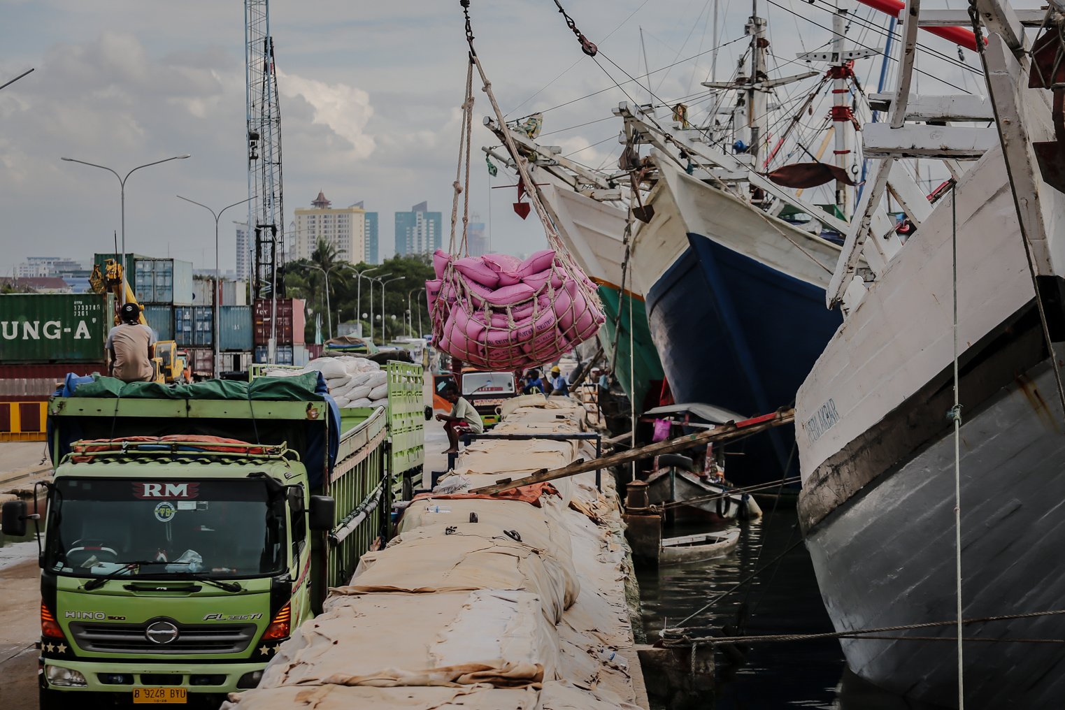 Suasana boongkar muat barang logistik ke kapal di Pelabuhan Sunda Kelapa, Jakarta, Senin (7/2/2022). Badan Pusat Statistik (BPS) mencatat pertumbuhan ekonomi 2021 mencapai 3,69%, lebih baik dibandingkan tahun 2020 yang mengalami kontraksi 2,07%. Namun, angka ini berada di bawah proyeksi Menteri Keuangan Sri Mulyani sebesar 4%.