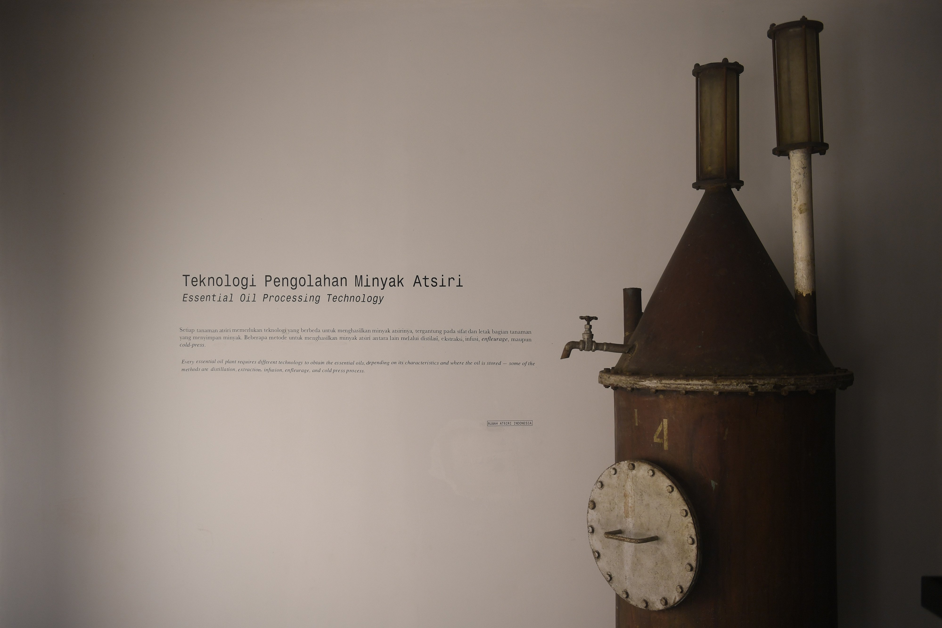 Alat pengolahan minyak atsiri kuno dipajang di taman aromatik Rumah Atsiri Indonesia, Tawangmangu, Karanganyar, Jawa Tengah. Sejarah Rumah Atsiri sendiri berawal dari kerja sama antara pemerintah Indonesia dan Bulgaria untuk mengolah minyak atsiri dengan bahan dasar sereh wangi atau cittronella pada tahun 1963.