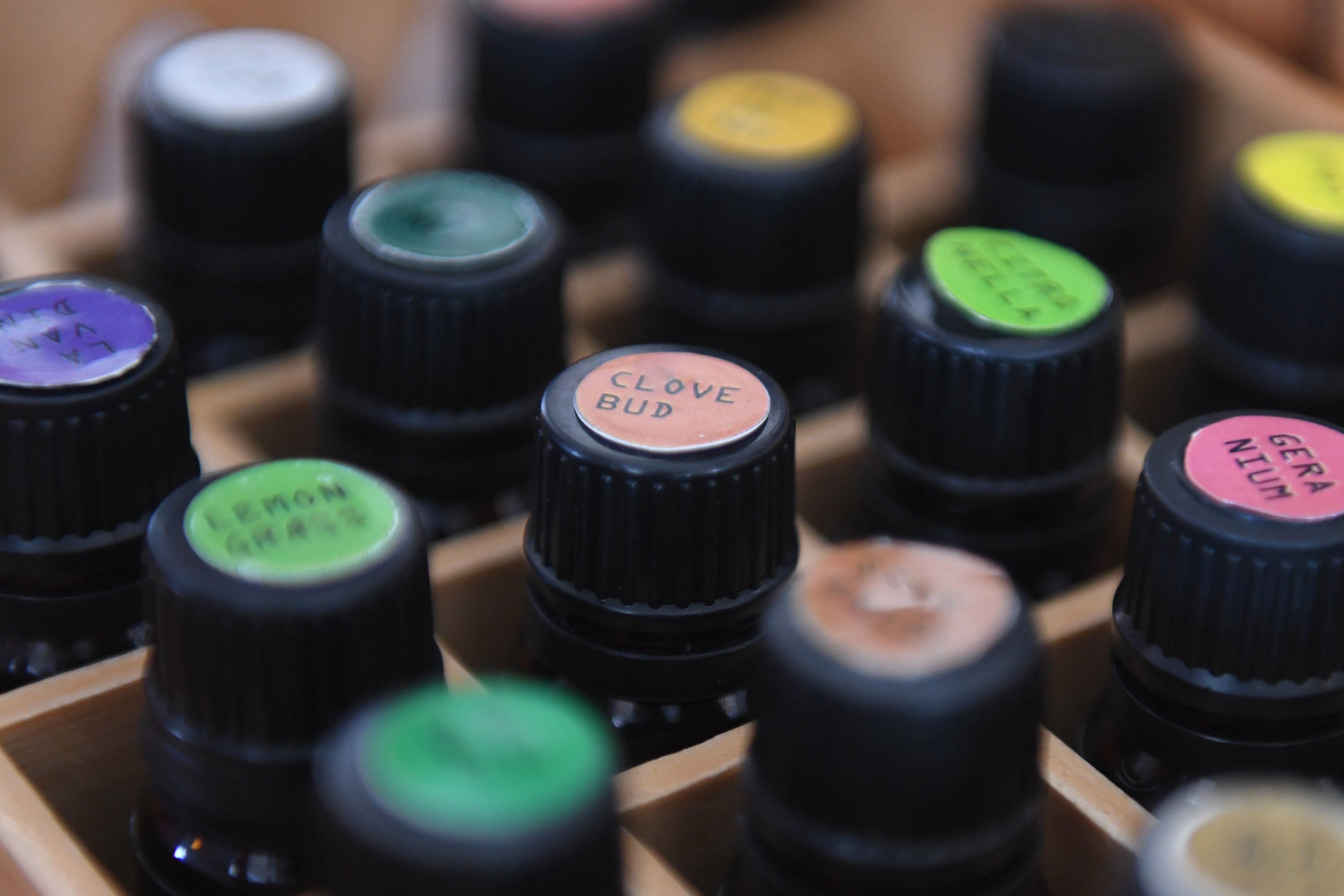 Sejumlah minyak aromatik produksi Rumah Atsiri Indonesia, Tawangmangu, Karanganyar, Jawa Tengah. Rumah Atsiri Indonesia dibangun guna memperkenalkan warisan industri minyak atsiri Indonesia melalui rekreasi yang mengedukasi dengan dilengkapi berbagai fasilitas yang menarik.