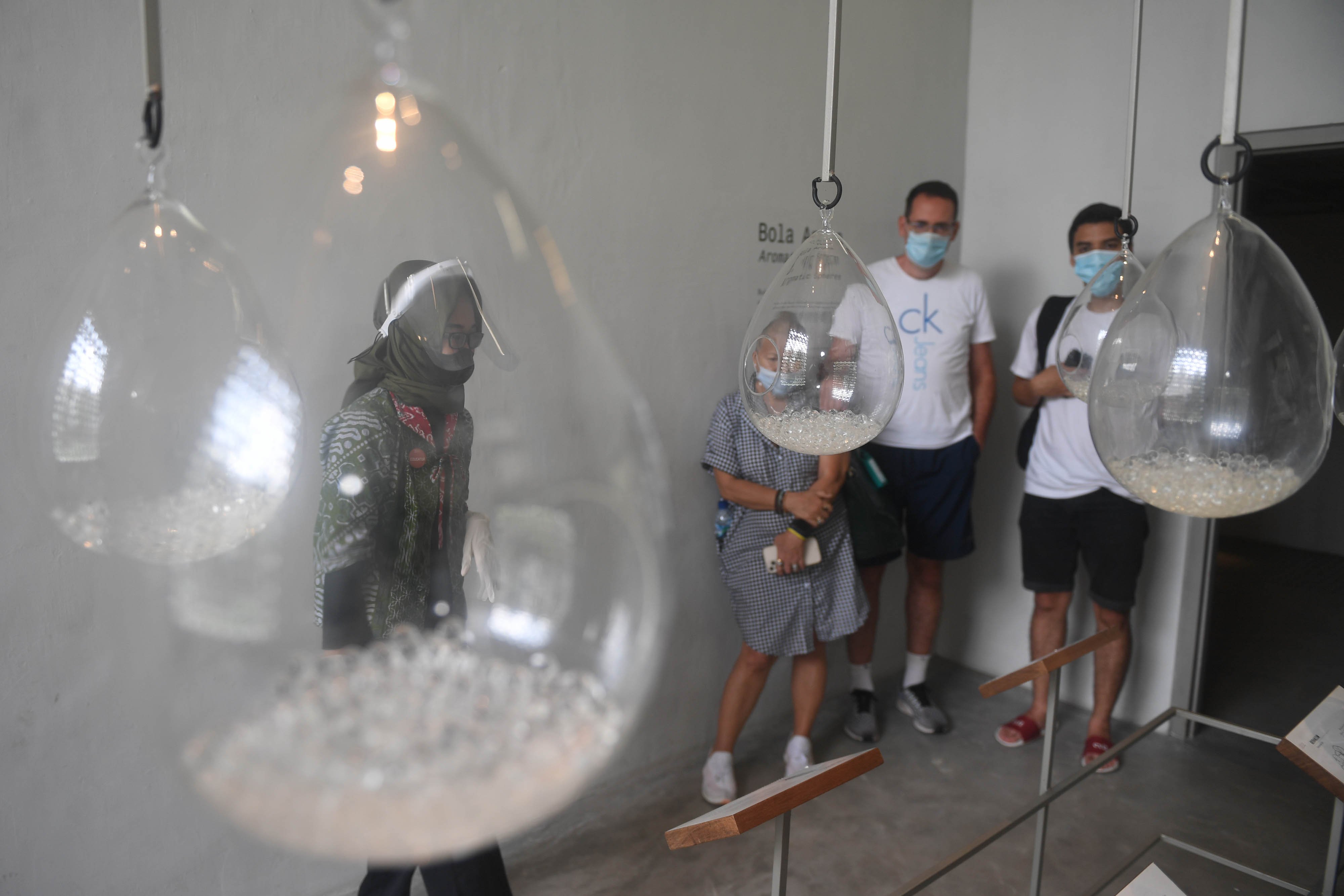 Pengunjung mendengarkan penjelasan pemandu wisata di Museum Rumah Atsiri Indonesia, Tawangmangu, Karanganyar, Jawa Tengah. Para wisatawan dapat mempelajari sejarah minyak atsiri di dunia dan Indonesia serta mempelajari proses pembuatan minya atsiri. Rumah Atsiri Indonesia juga menyediakan workshop yang bisa dilakukan oleh anak-anak dan orang dewasa guna memperkenalkan lebih lanjut tentang tanaman-tanaman aromatik. 