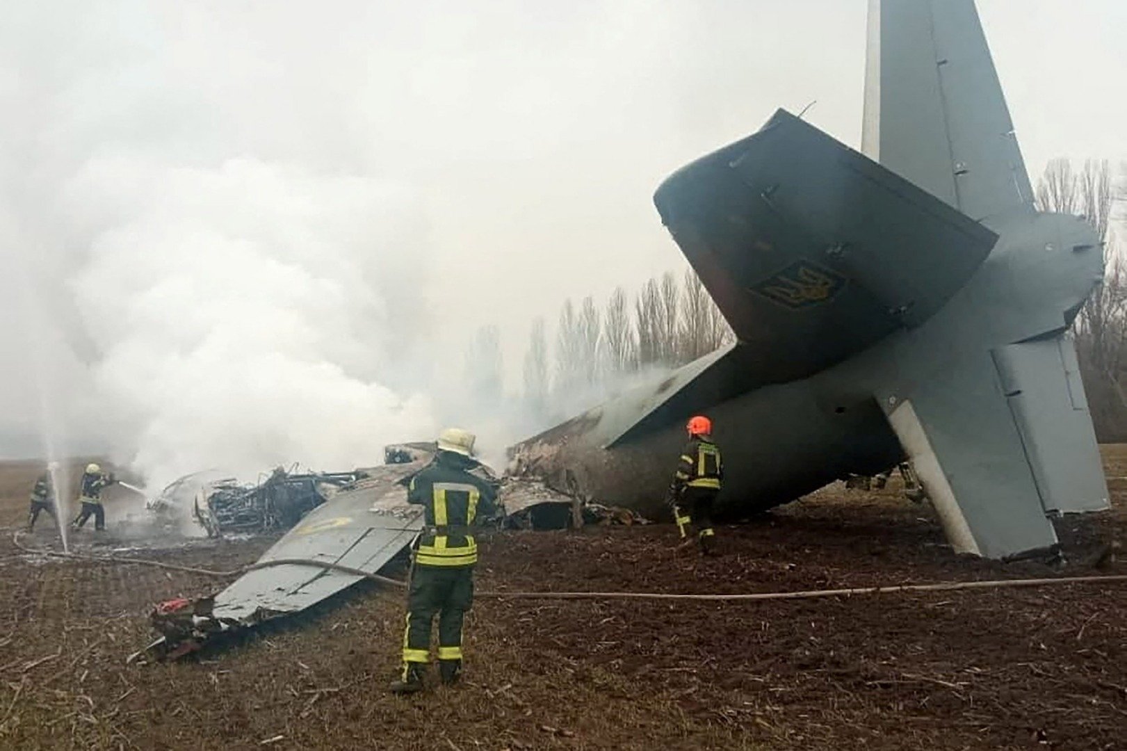 Tim penyelamat berada di lokasi kecelakaan pesawat Angkatan Bersenjata Ukraina Antonov, yang menurut Layanan Darurat Negara, ditembak jatuh di kawasn Kyiv, Ukraina, dalam foto handout yang dirilis Kamis (24/2/2022). ANTARA FOTO/Press service of the Ukrainian State Emergency Service/Handout via REUTERS/FOC/djo