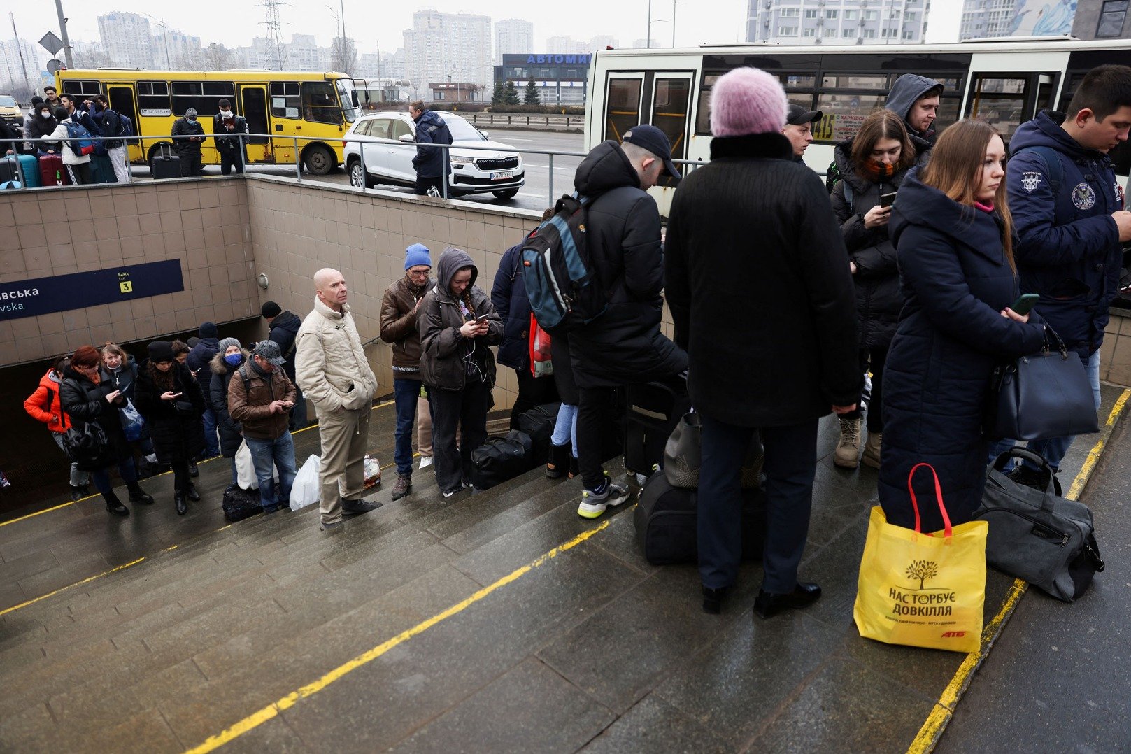 Warga mengantri di terminal bus untuk menuju bagian barat negara, setelah Presiden Rusia Vladimir Putin mengesahkan operasi militer di bagian timur Ukraina, di Kyiv, Ukraina, Kamis (24/2/2022). ANTARA FOTO/REUTERS/Umit Bektas/FOC/djo