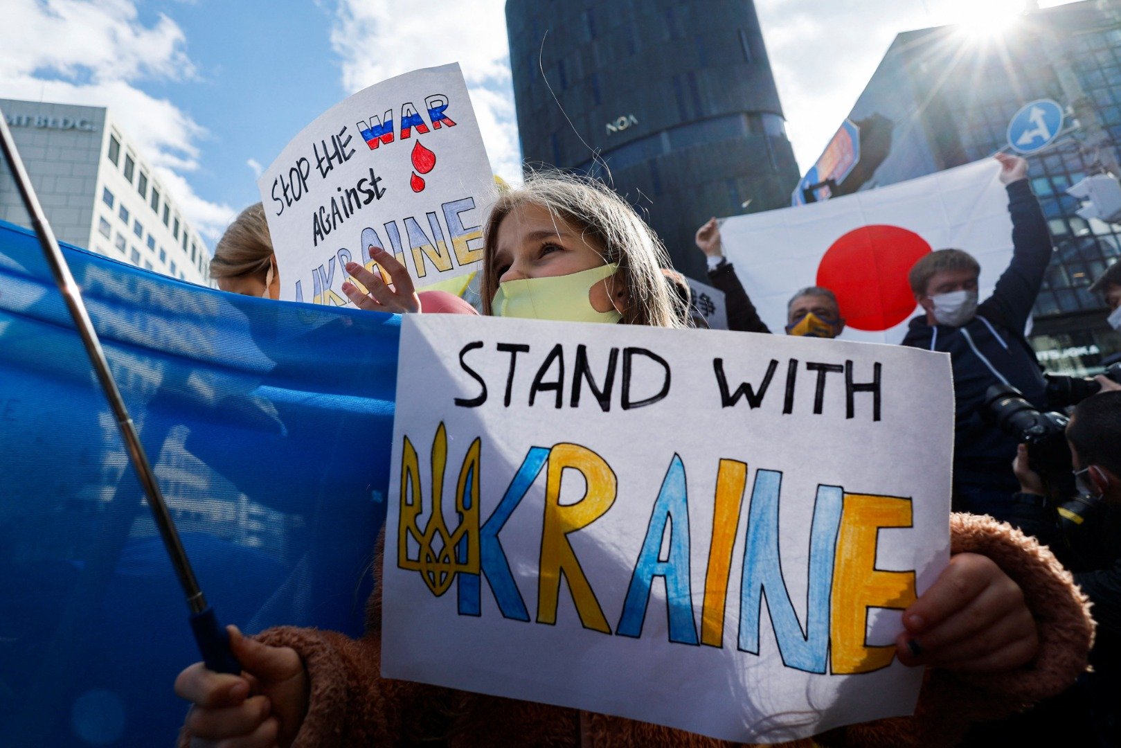 Seorang warga Ukraina yang tinggal di Jepang menunjukkan plakat selama demonstrasi yang mengecam Rusia atas tindakannya di Ukraina dekat kedutaan Rusia di Tokyo, Jepang, Rabu (23/2/2022). ANTARA FOTO/REUTERS/Issei Kato/WSJ/sad.\r\n