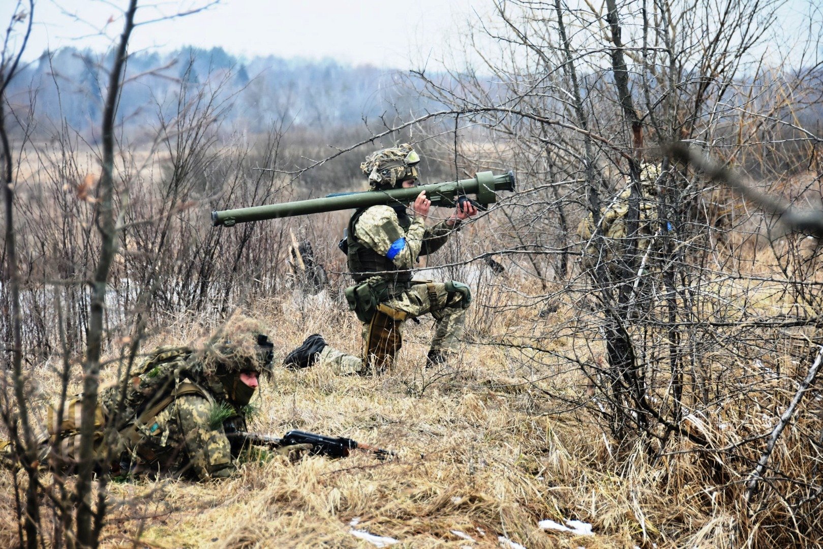 Anggota Pasukan Serangan Udara Ukraina berpartisipasi dalam latihan taktis di lapangan latihan di sebuah lokasi yang tidak diketahui, dalam foto yang disiarkan Jumat (18/2/2022). ANTARA FOTO/Press Service of the Ukrainian Air Assault Forces/WSJ/cfo\r\n